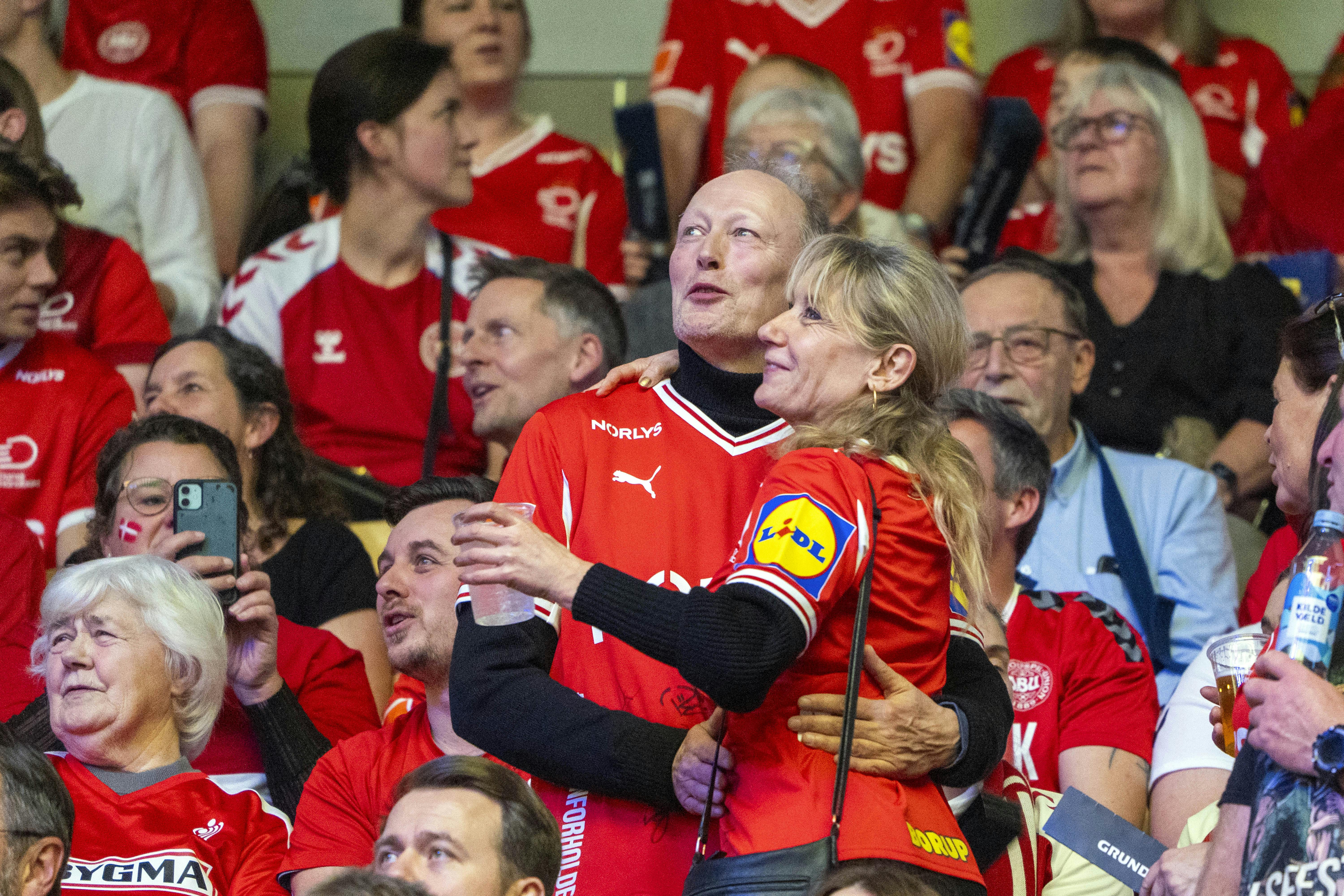 Lars Mikkelsen og Anette Støvelbæk i pausen i kampen mellem Danmark og Rumænien.