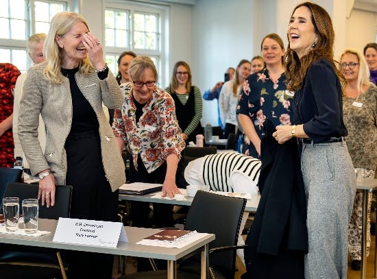 Mary Fondens direktør Helle Østergaard og dronning Mary kunne ikke lade være med at grine