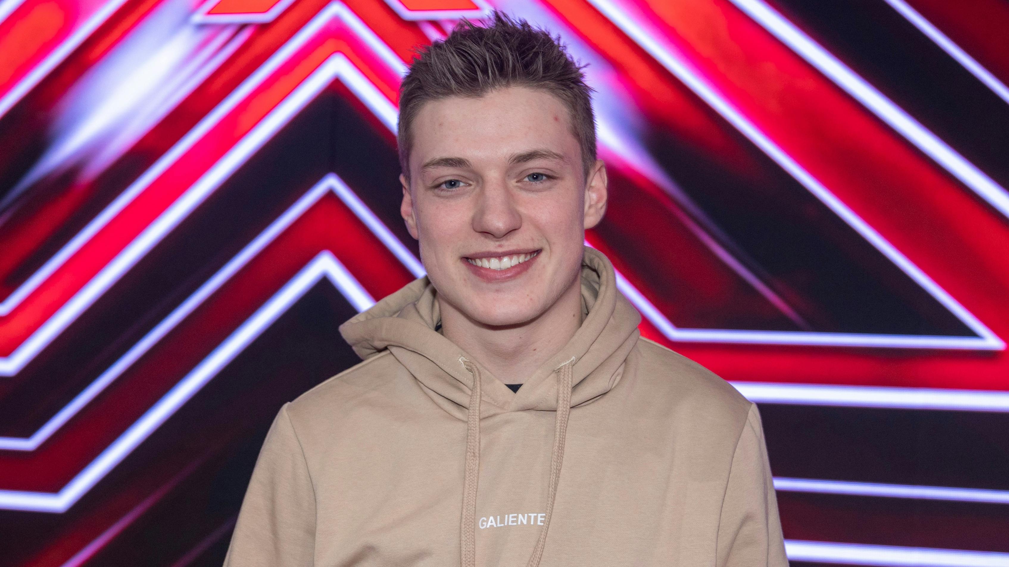 Den tidligere "X Factor"-deltager Lasse Skriver får sin debut i Melodi Grand Prix 2026. 