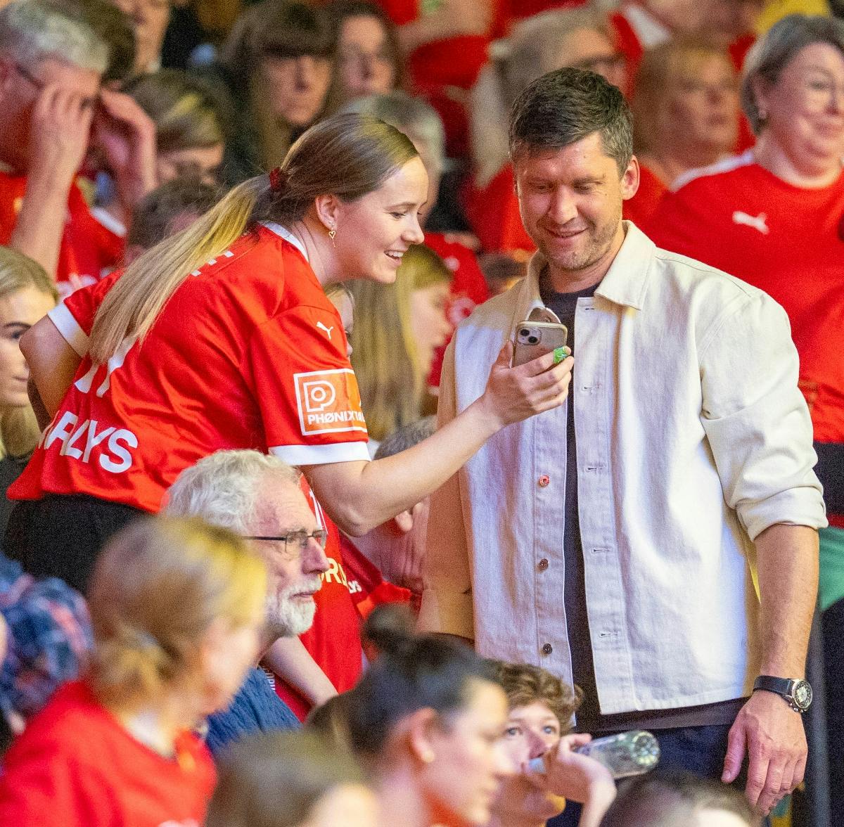 Rasmus Lauges hustru, Sabrina, var i Boxen for at se Danmarks åbningskamp fredag aften. Her ses hun med Niklas Landin. 