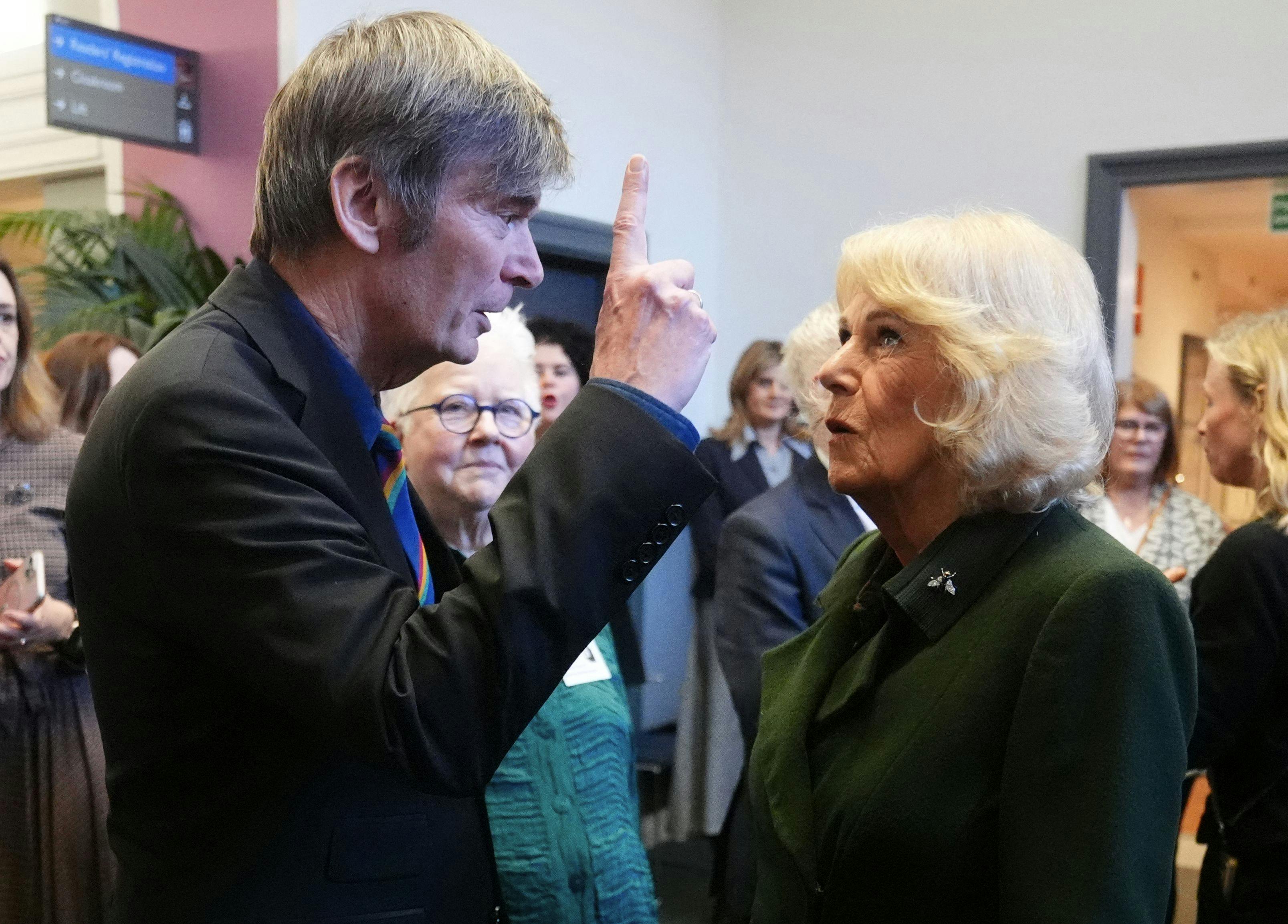 Dronning Camilla fik en snak med forfatteren Ian Rankin. På hendes frakkekrave kan man se den særlige broche. 