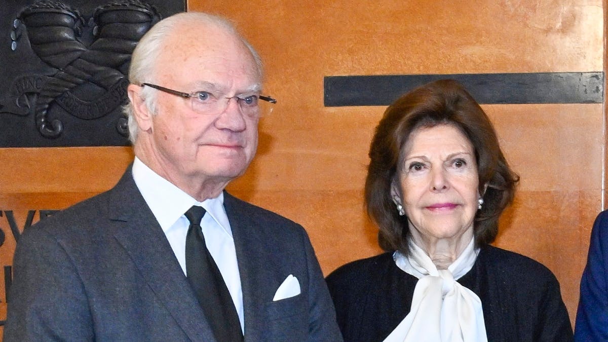 Kong Carl Gustaf og dronning Silvia under besøget i Riksbanken. Kort inden havde de fået besked om dødsfald i den nærmeste familie.&nbsp;