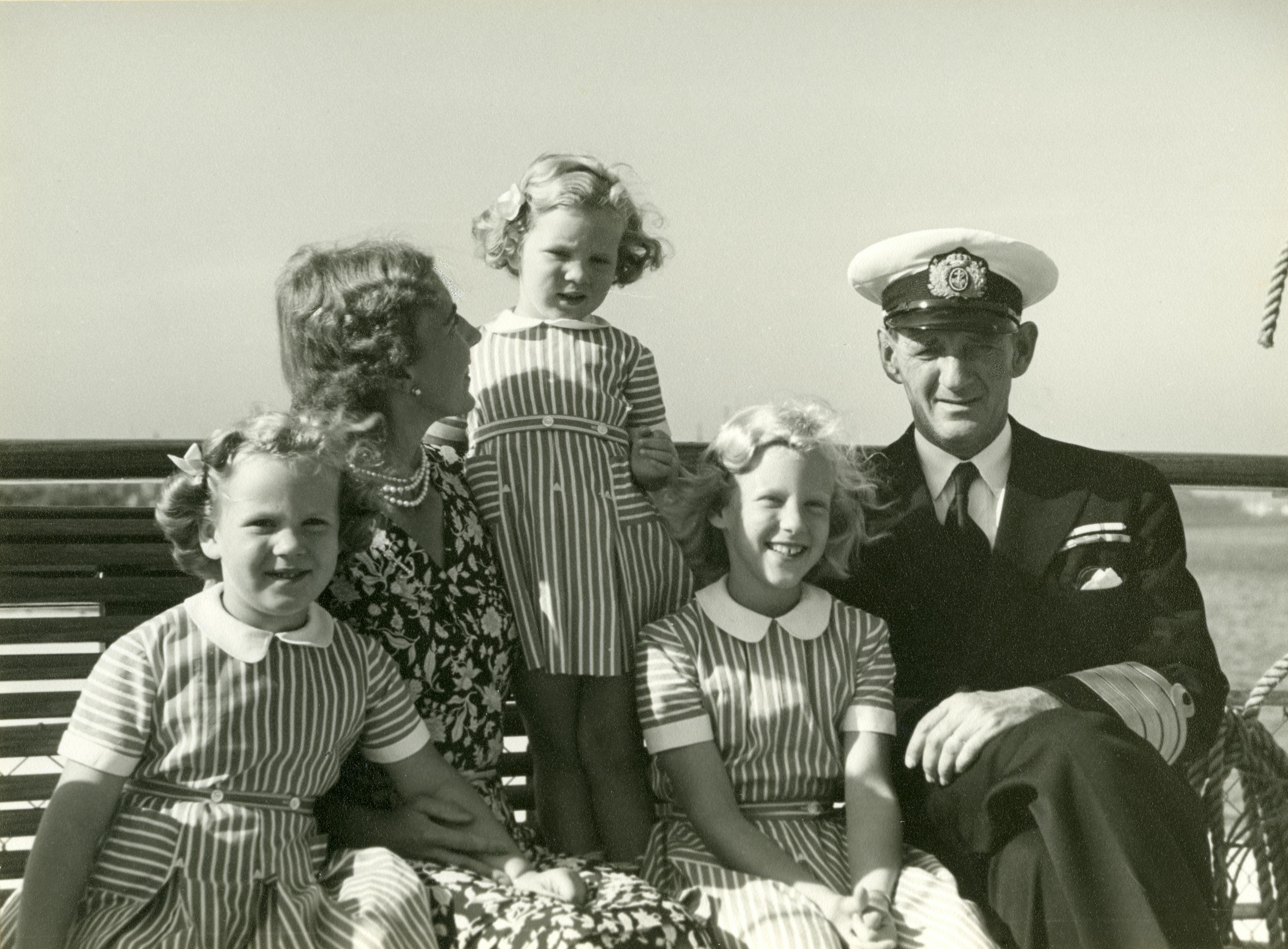 Den kongelige familie om bord på Kongeskibet Dannebrog. Fra venstre prinsesse Benedikte, dronning Ingrid, prinsesse Anne-Marie (stående), prinsesse Margrethe og kong Frederik IX. Udateret arkivbillede fra sidst i 1940'erne.