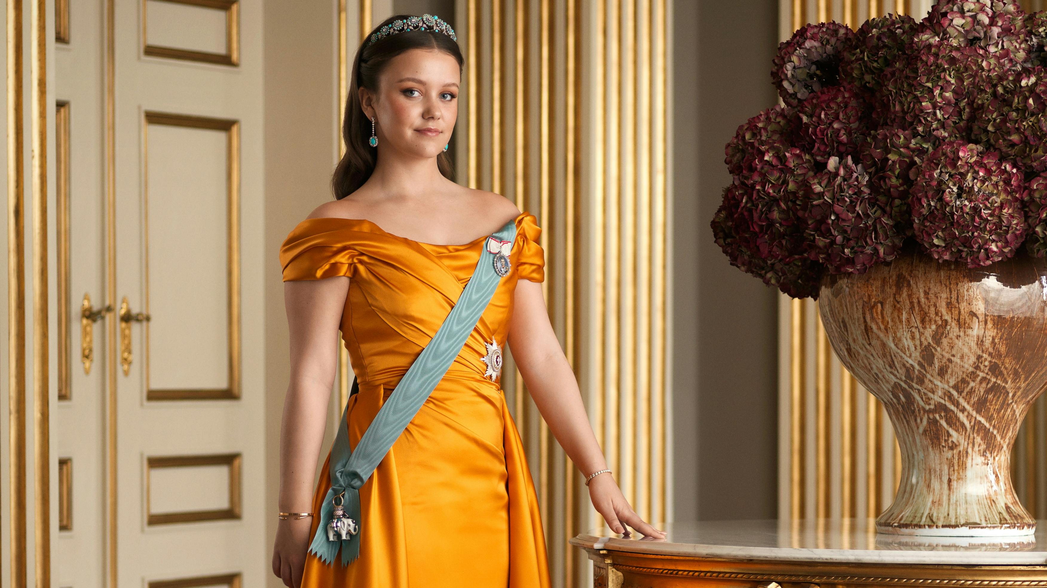 Prinsesse Isabellas orange gallakjole er Årets kjole 2025.