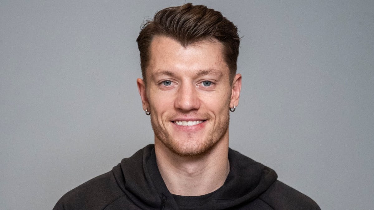 Emil Jakobsen har en mystisk kuffert med til EM