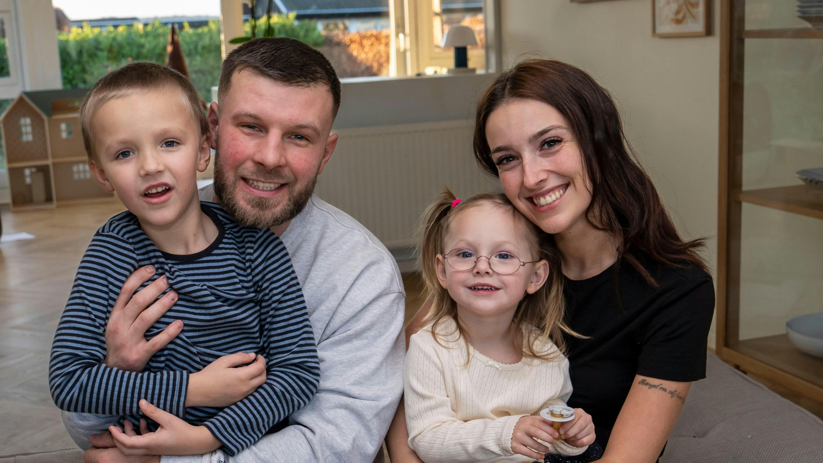 Daniel og Maria med børnene Louie og Asta, som man kan følge i "Årgang 20".