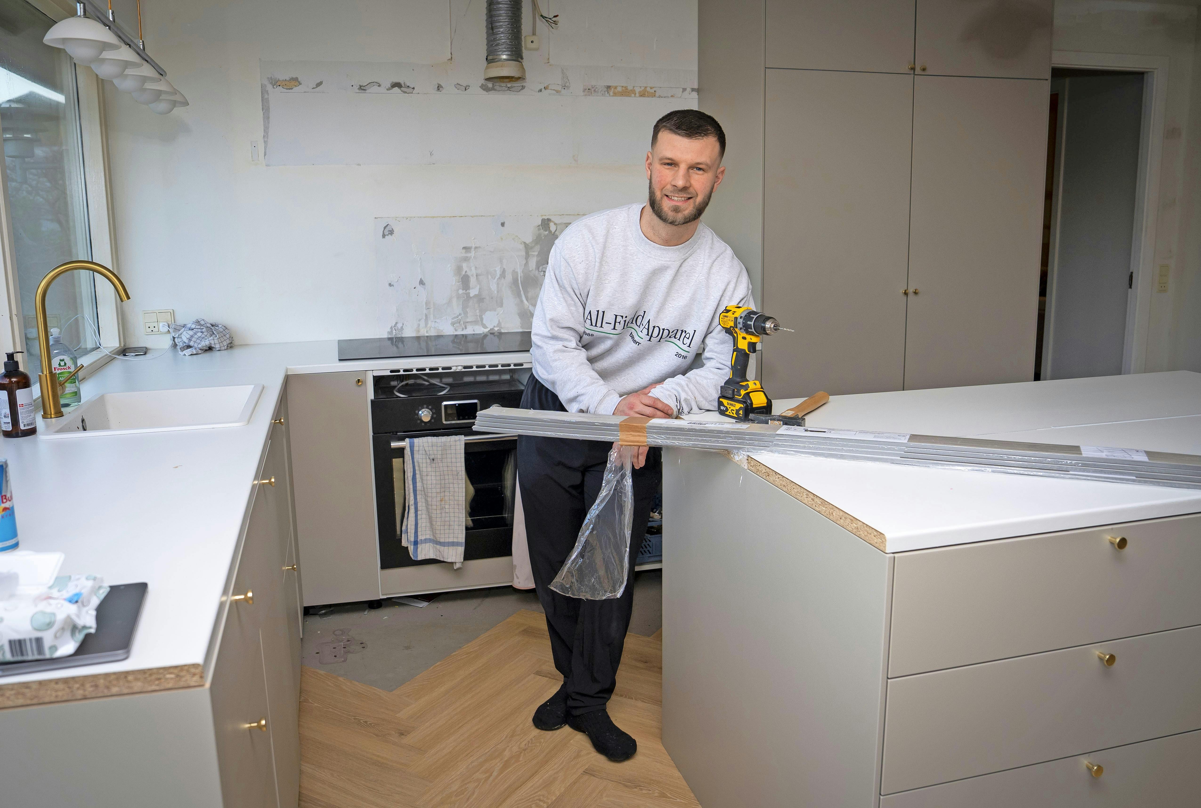 Daniel står for renoveringen, men der mangler stadig lige det sidste. 