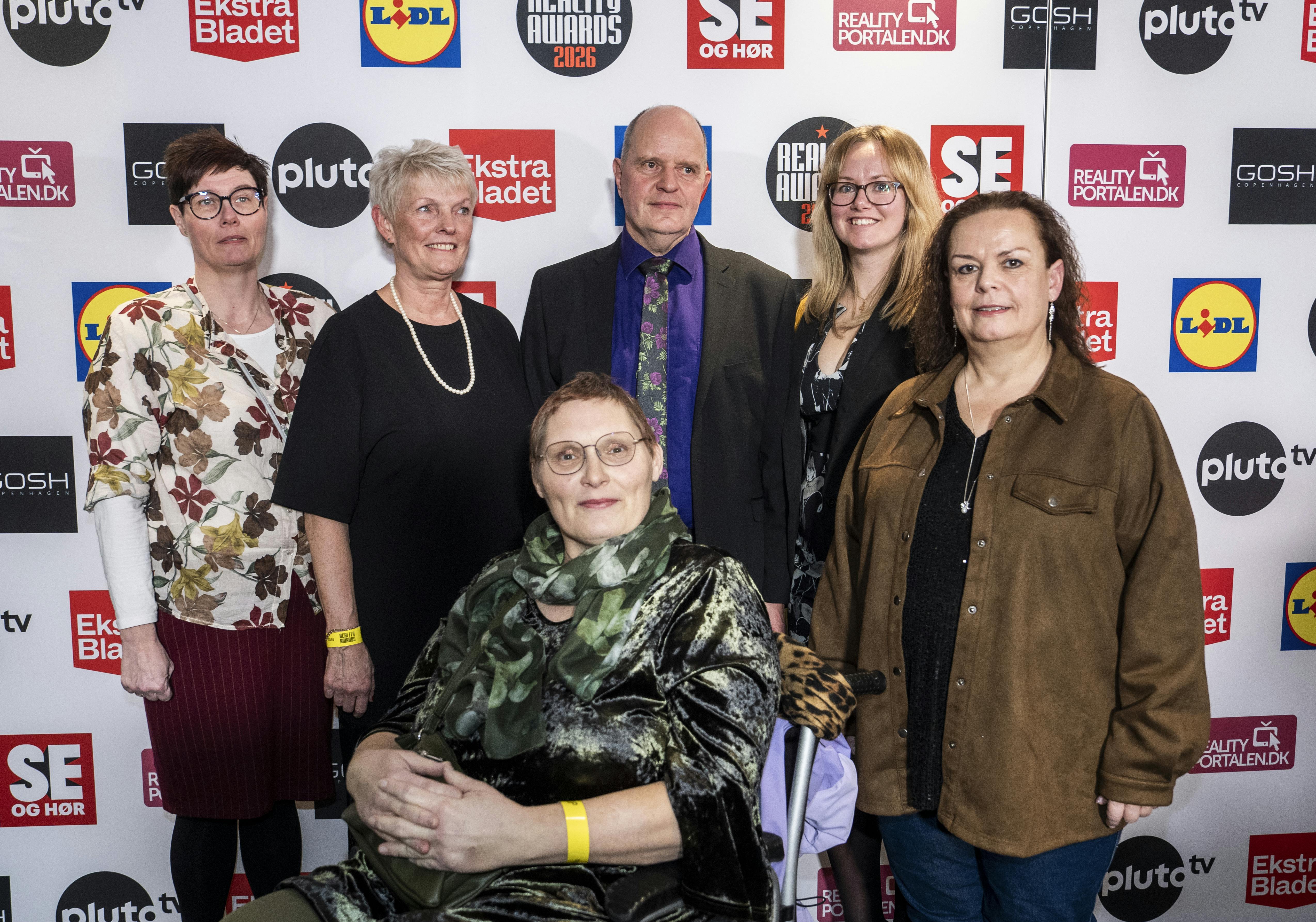 Lars S omgivet af de kvinder, han datede i "Landmand søger kærlighed" og landmanden Katja fra 2022-sæsonen.