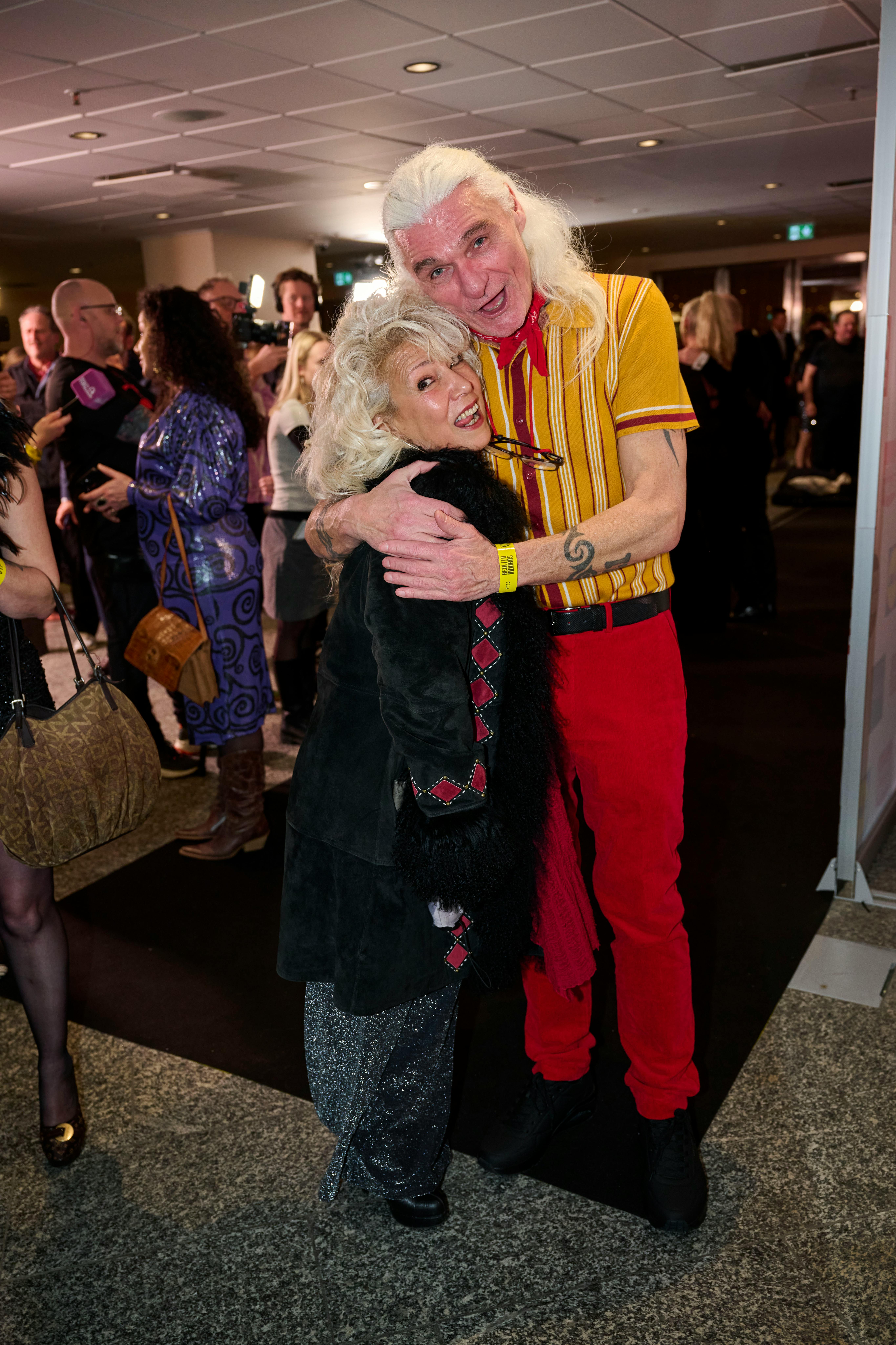 Femia ankom sammen med JR til Reality Awards 2026.