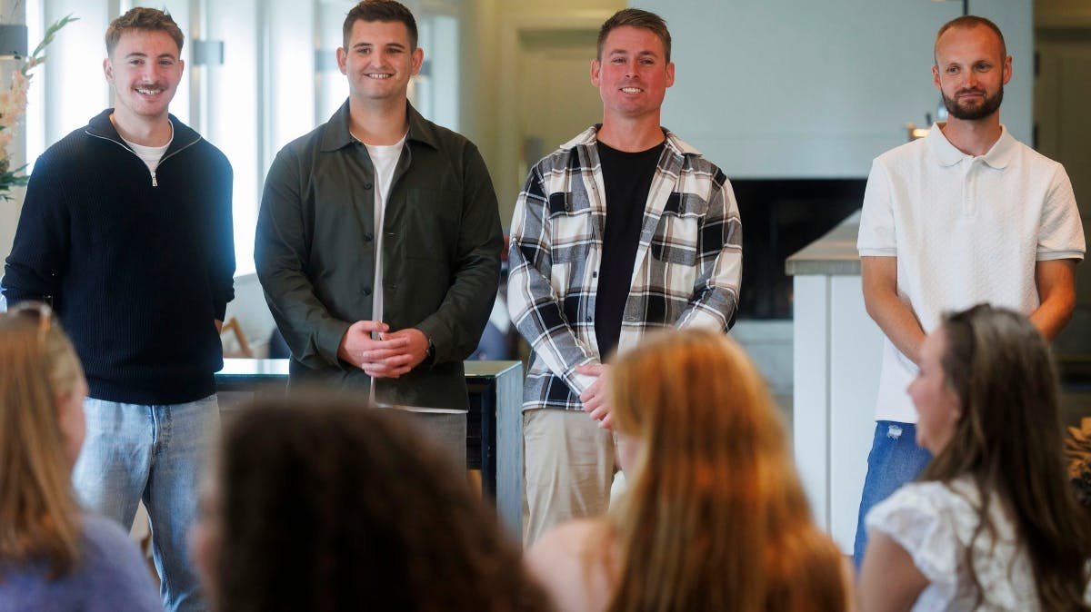 Produktionen har opfordret pigerne til det i "Kærlighed hvor kragerne vender"