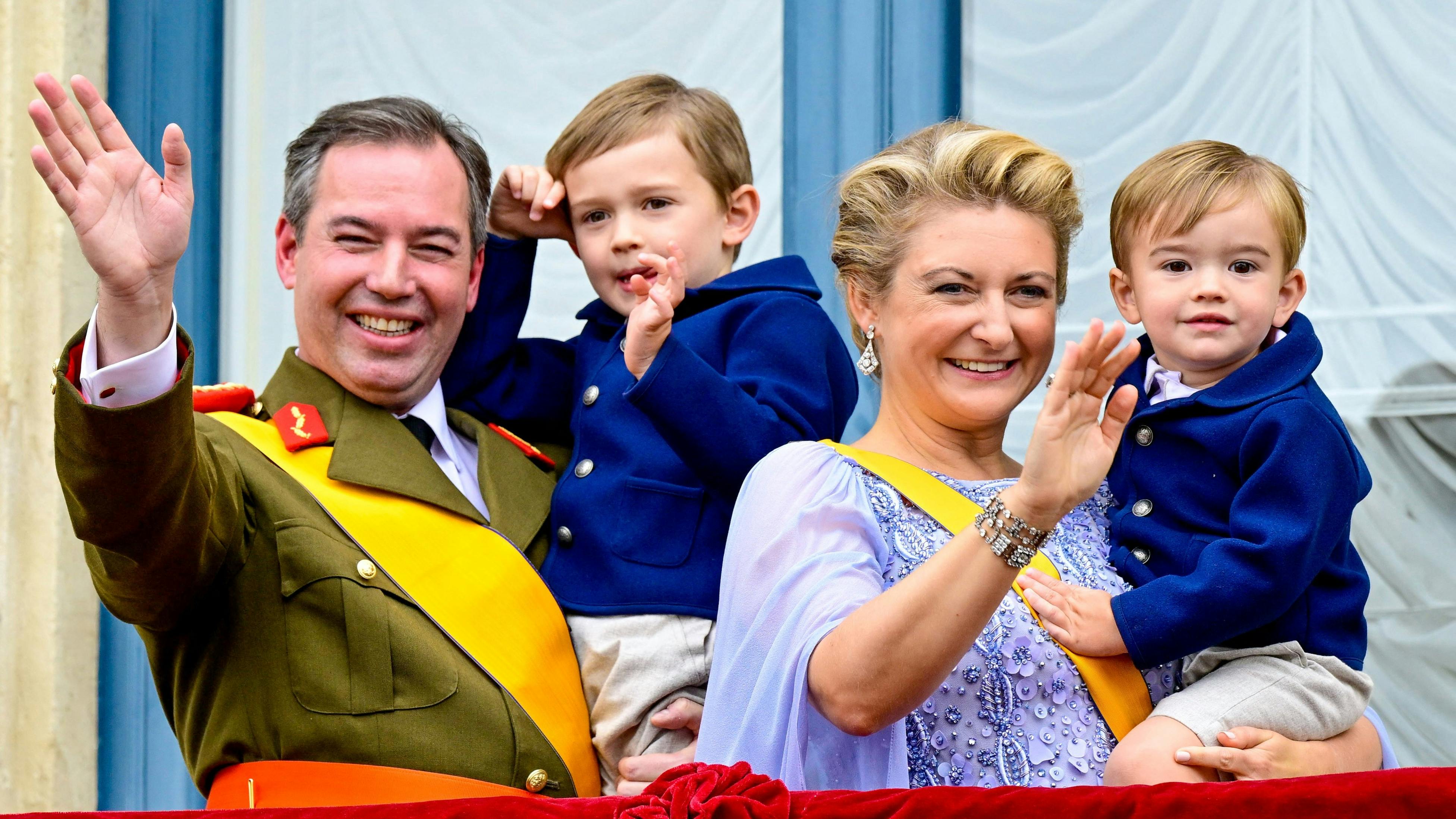 Storhertug Guillaume og storhertuginde Stéphanie sammen med deres to sønner, Charles og François. 