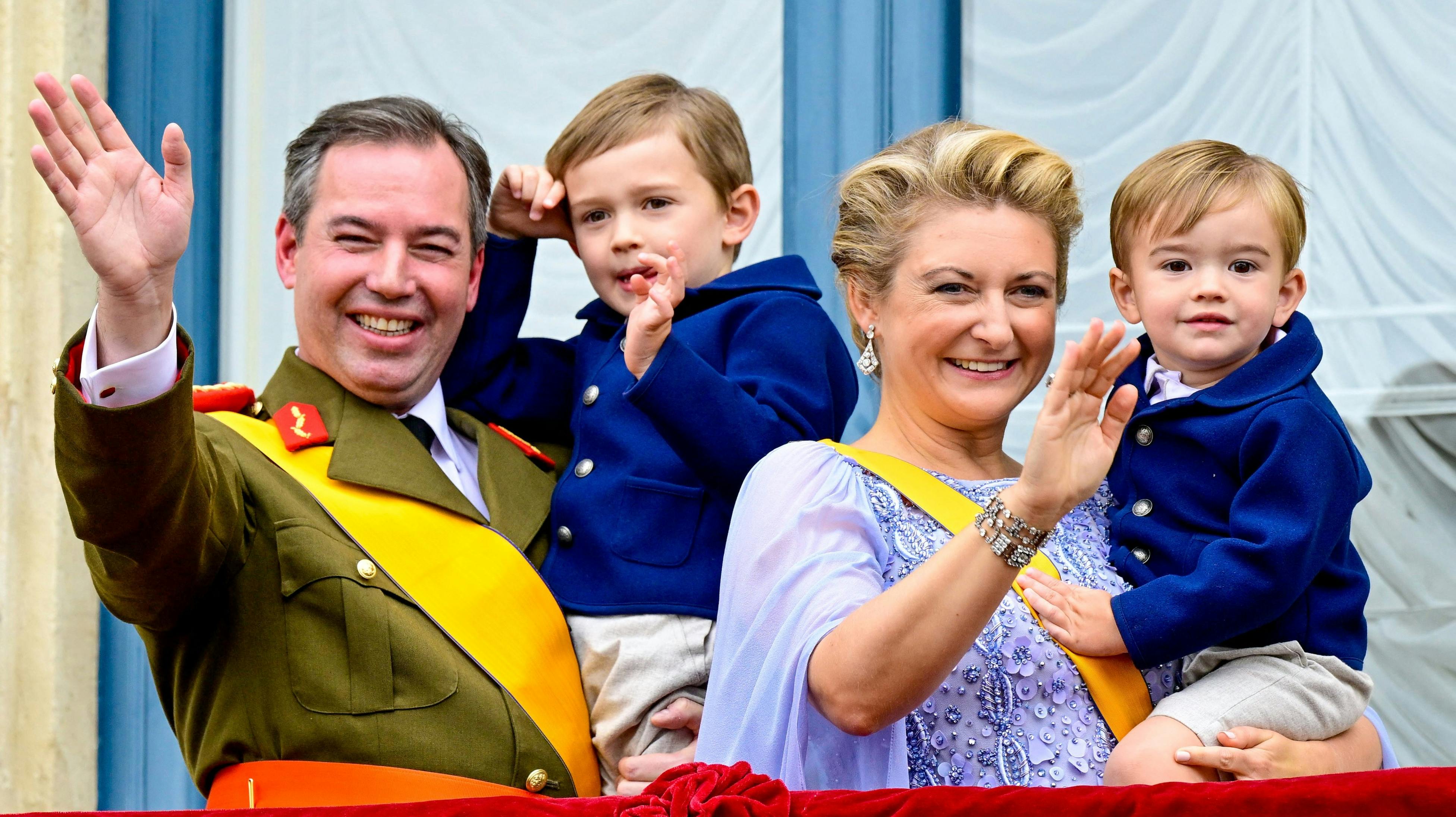 Storhertug Guillaume og storhertuginde Stéphanie sammen med deres to sønner, Charles og François.