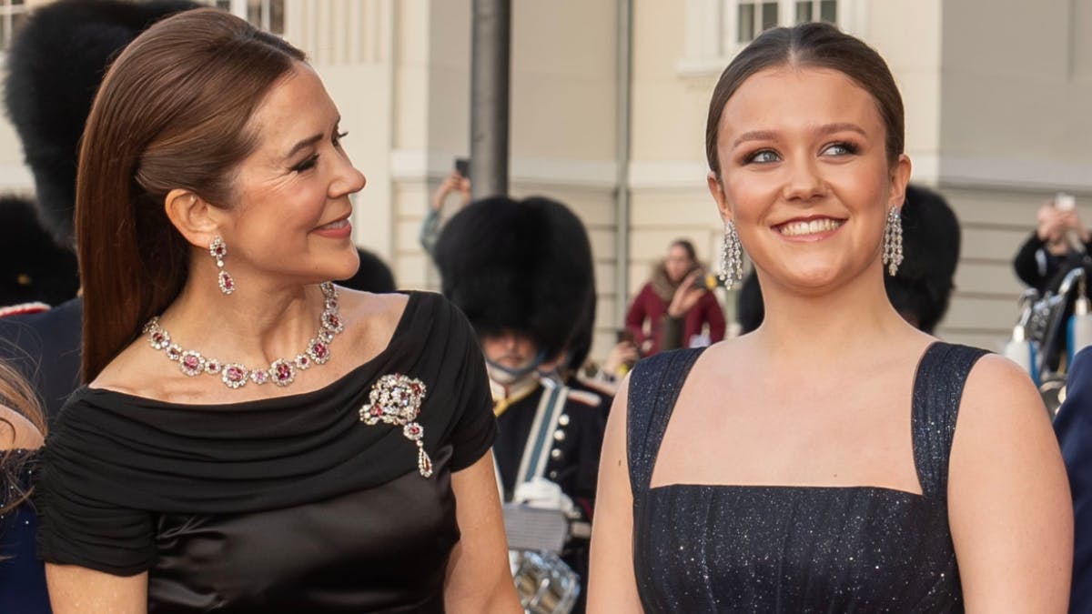 Dronning Mary og prinsesse Isabella ved prinsessens 18-års fejring i Det Kongelige Teater sidste år.
