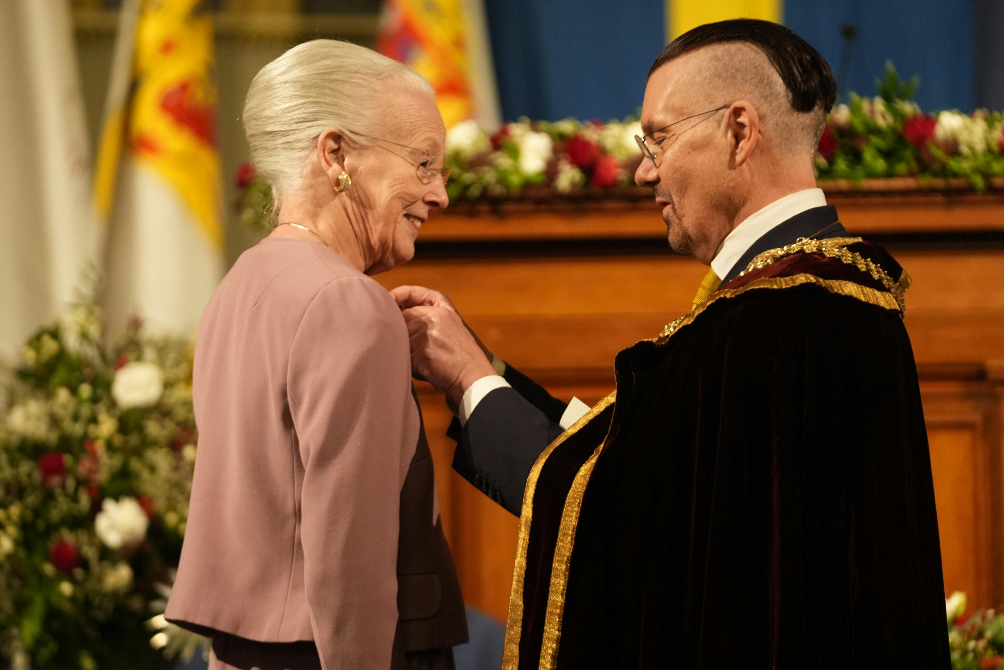 Det var ikke uden problemer, at prorektor Erik Renström skulle sætte nålen fast på dronning Margrethes tøj.