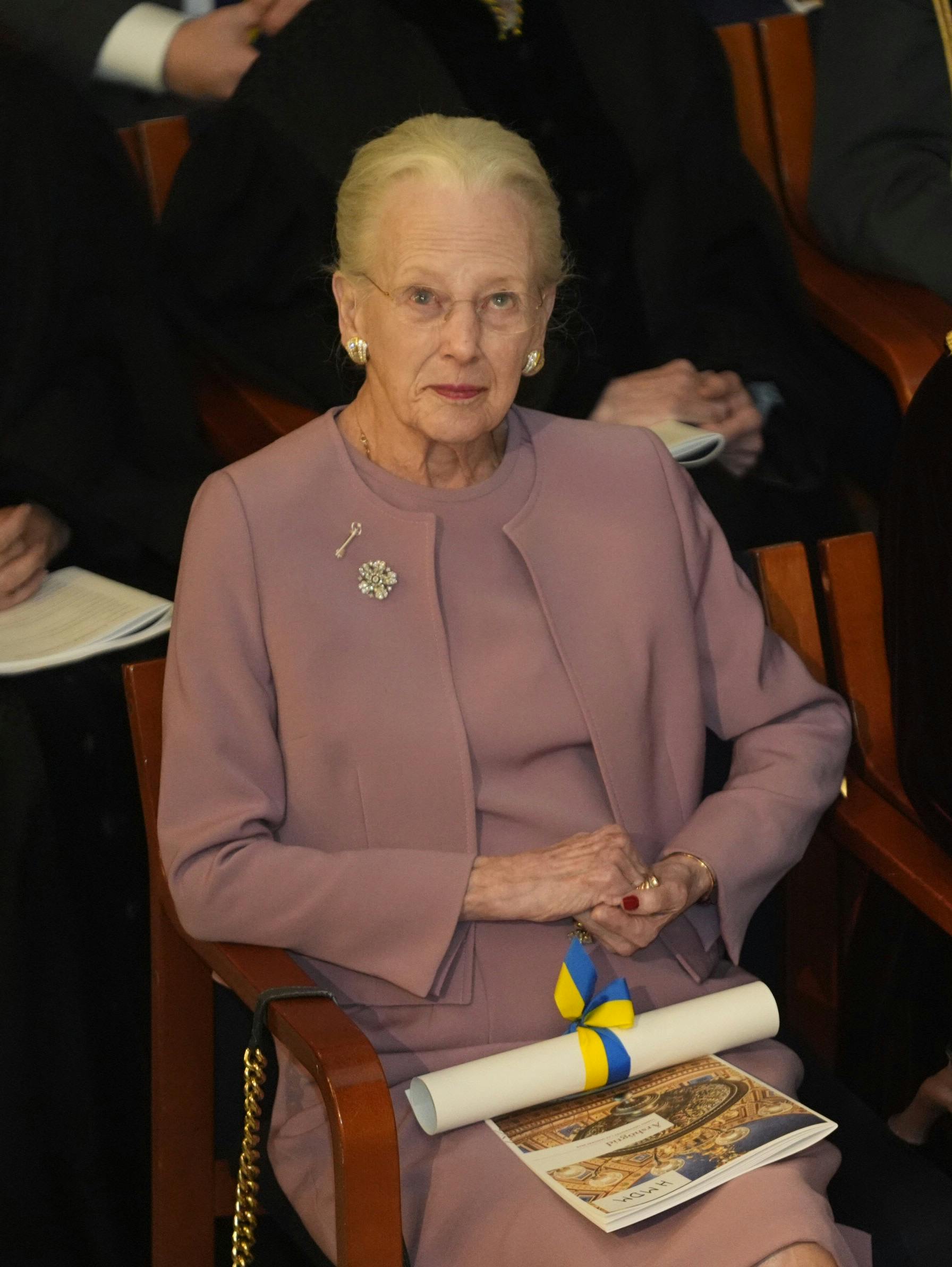 Her ses dronning Margrethe med nålen og diplomet.