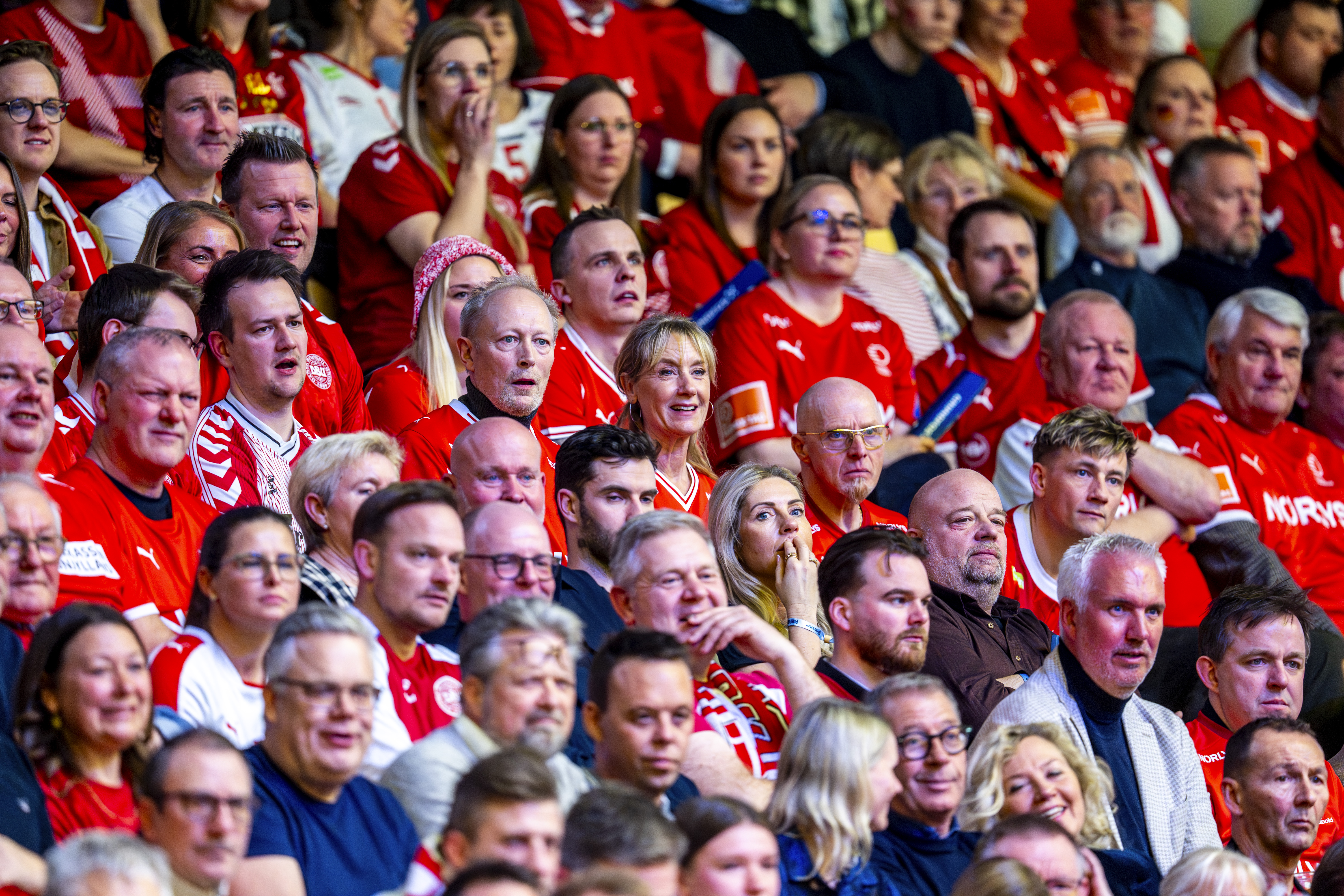 Lars Mikkelsen i godt selskab til EM-kampen mellem Danmark og Spanien. 