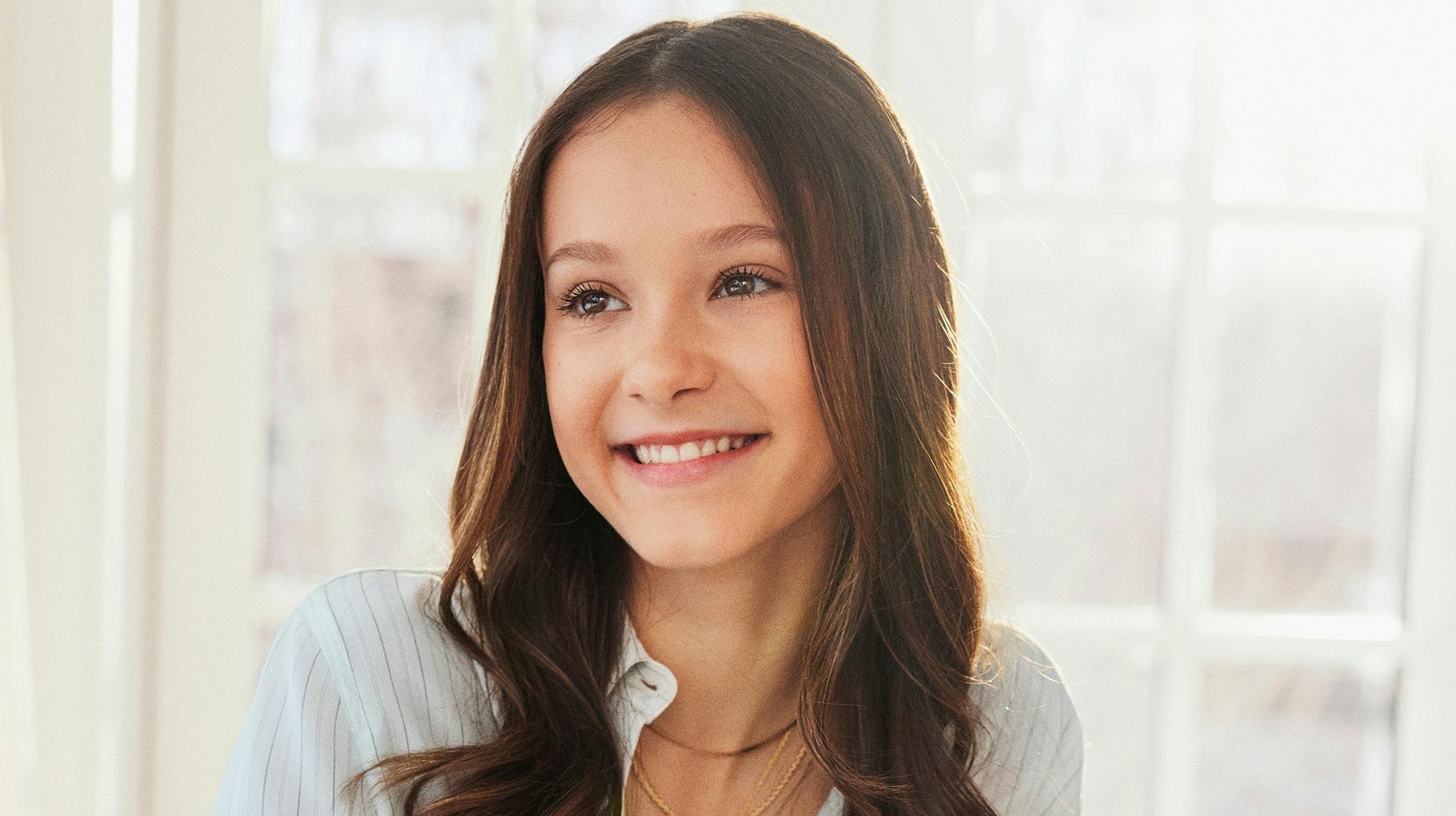 Komtesse Athena smiler sødt på nye billeder i anledning af hendes 14-års fødselsdag.