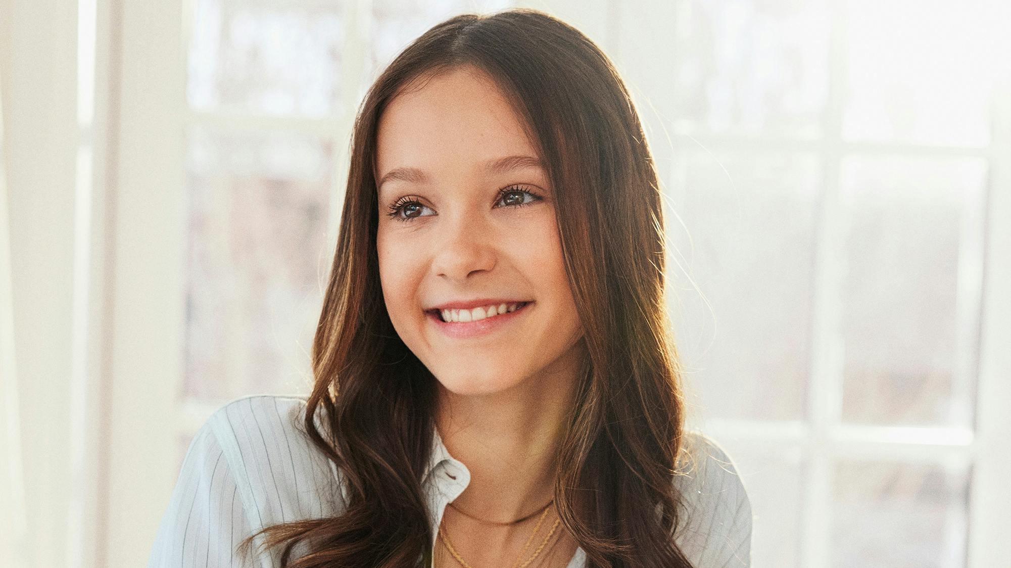 Komtesse Athena smiler sødt på nye billeder i anledning af hendes 14-års fødselsdag.