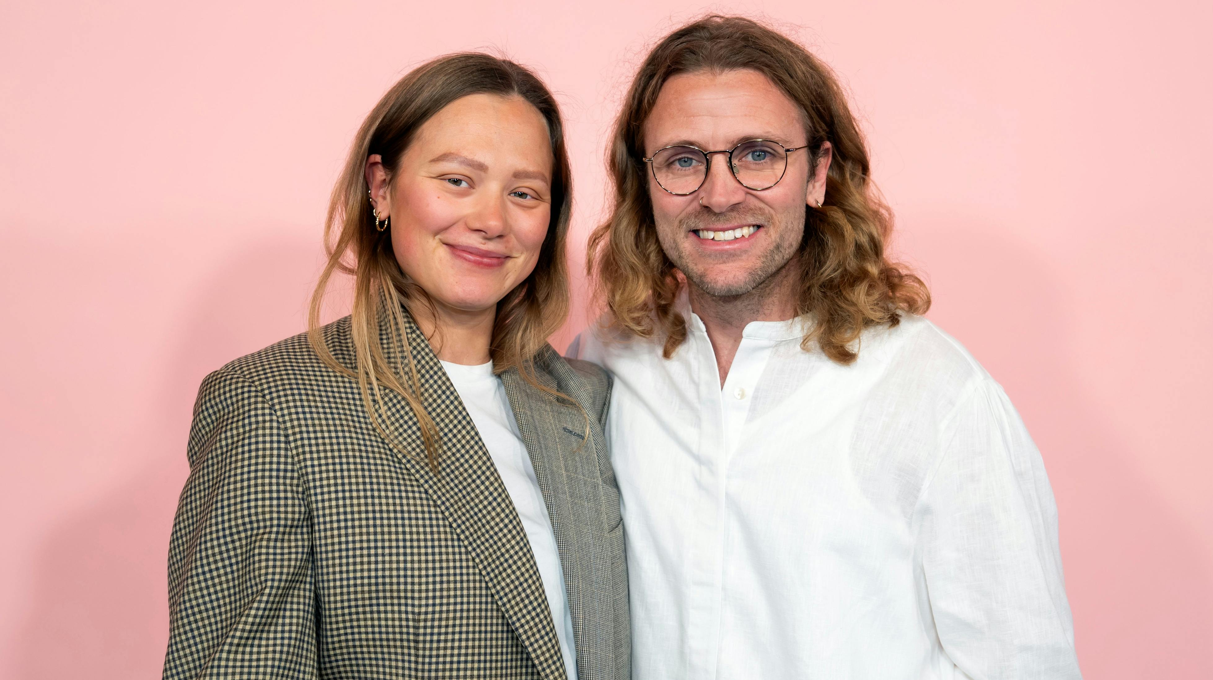 Sangeren Tim Schou med kæresten Camille.