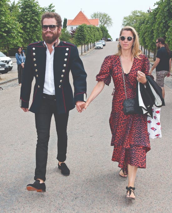 Nikolaj og Anne på vej til privat 50-årsfest hos Frederik og Mary i Fredensborg