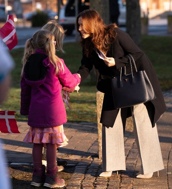 Dronning Mary gav de frysende børn sin fulde opmærksomhed