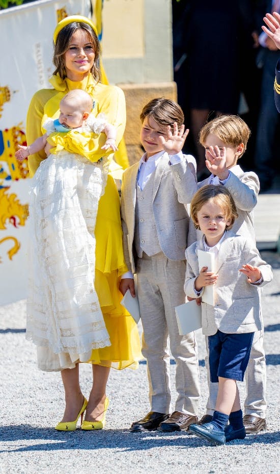 Prinsesse Sofia med prinsesse Ines på armen og sine tre sønner ved sin side