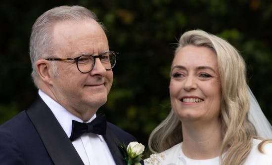 Anthony Albanese og Jodie Haydon glæder sig til at møde kongeparret i Australien