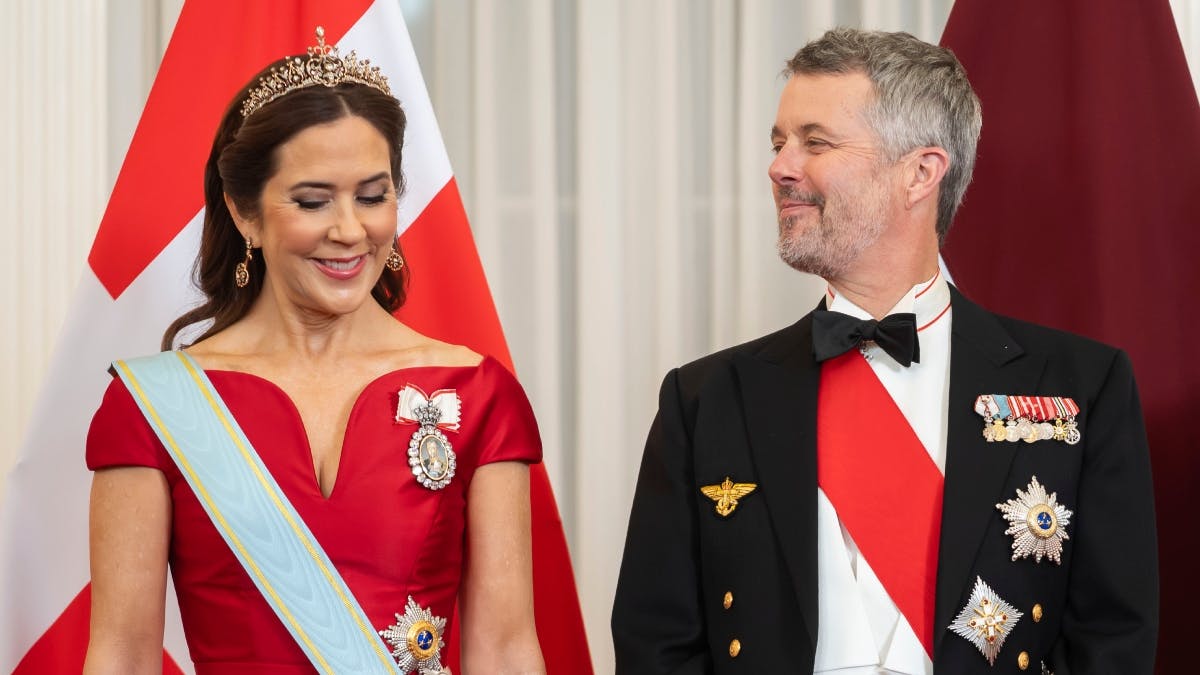 Dronning Mary og kong Frederik under statsbesøget i Letland. Nu går turen til Estland og Litauen.