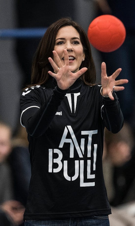 For dronning Mary er håndbold den perfekte leg for børn og unge