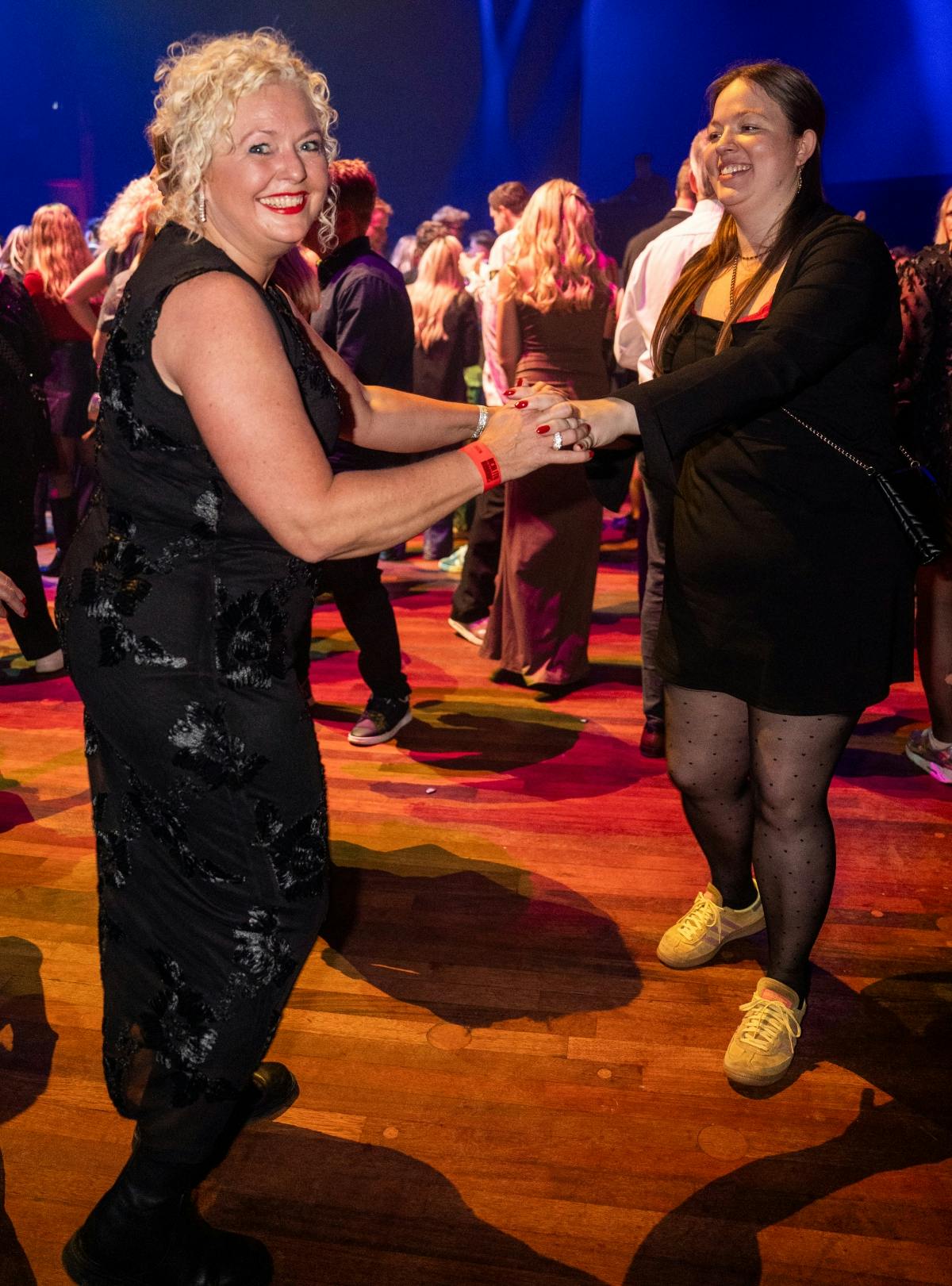 Helle Birkehøj fik sig en svingom med blandt andre "Landmand søger kærlighed"-veninden Serena ved Reality Awards.