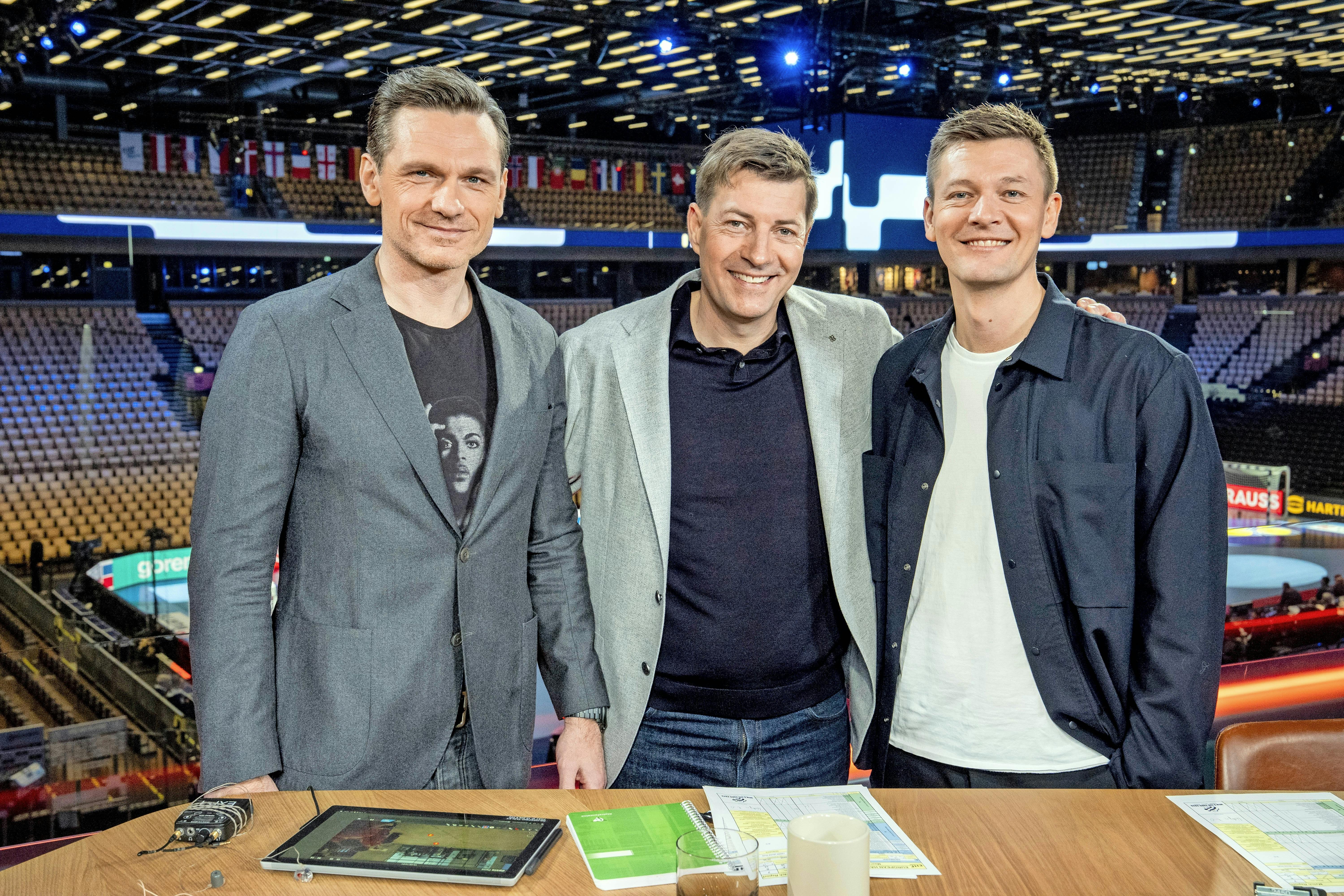 Claus Møller Jakobsen sender hver aften fra TV 2's EM-studie sammen med Morten Ankerdal og Lasse Svan. 