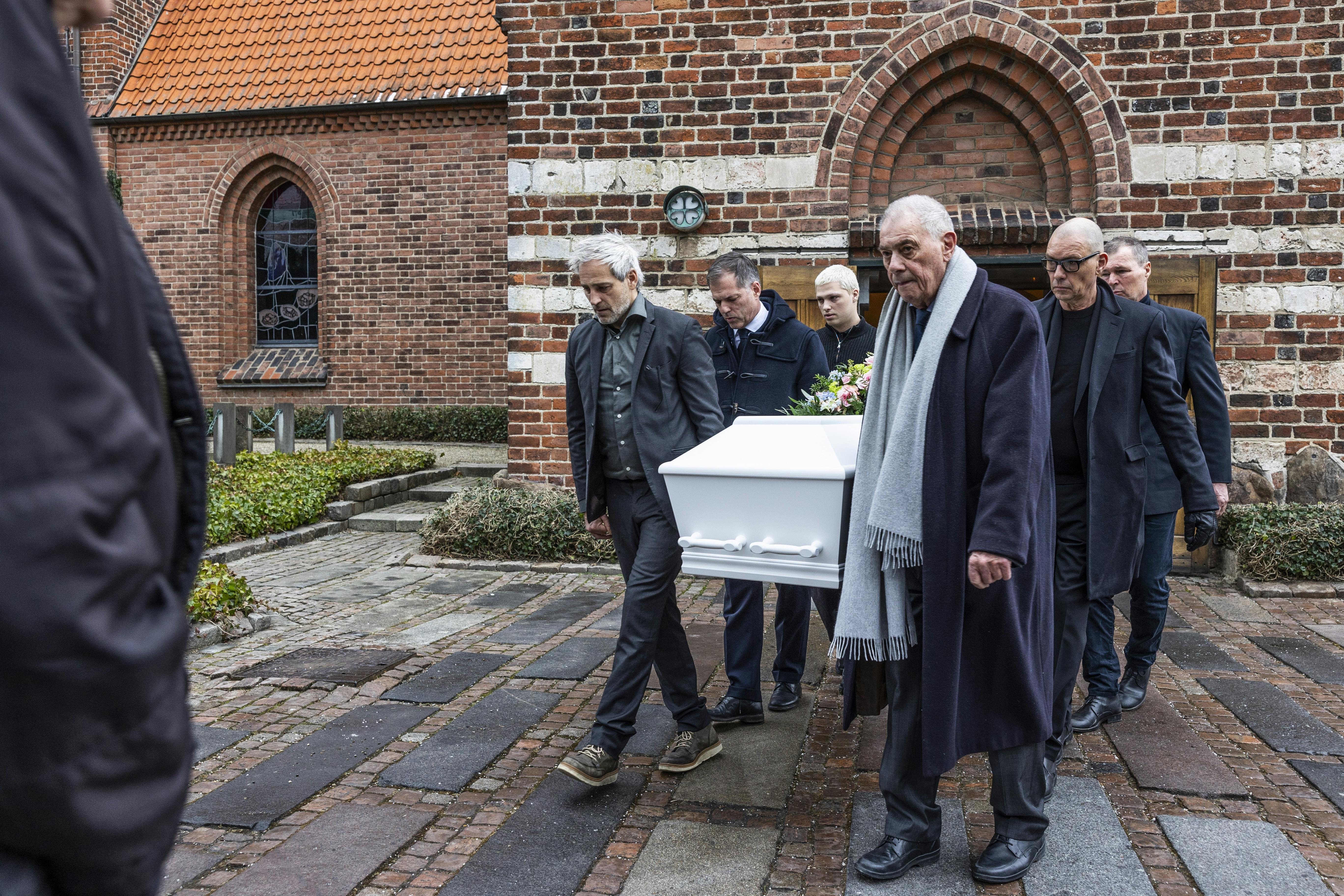 Kisten bæres ud ved Suzanne Bjerrehuus' bisættelse.