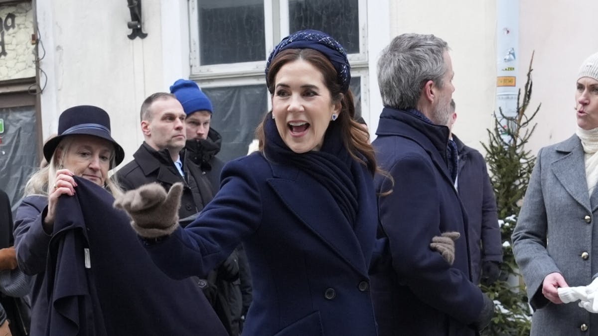 Dronning Mary måtte bare hen at sige hej. Her er hun ankommet til statsbesøg i Estland.&nbsp;