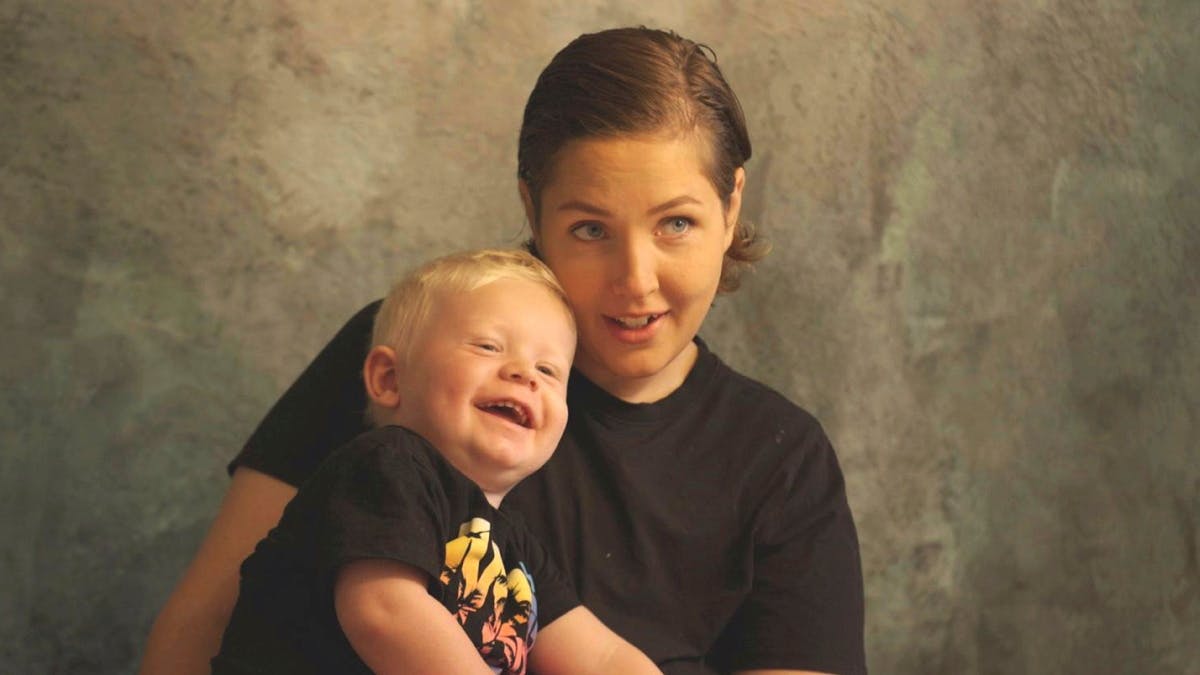 Michelle med sin 2-årige søn, Aston.