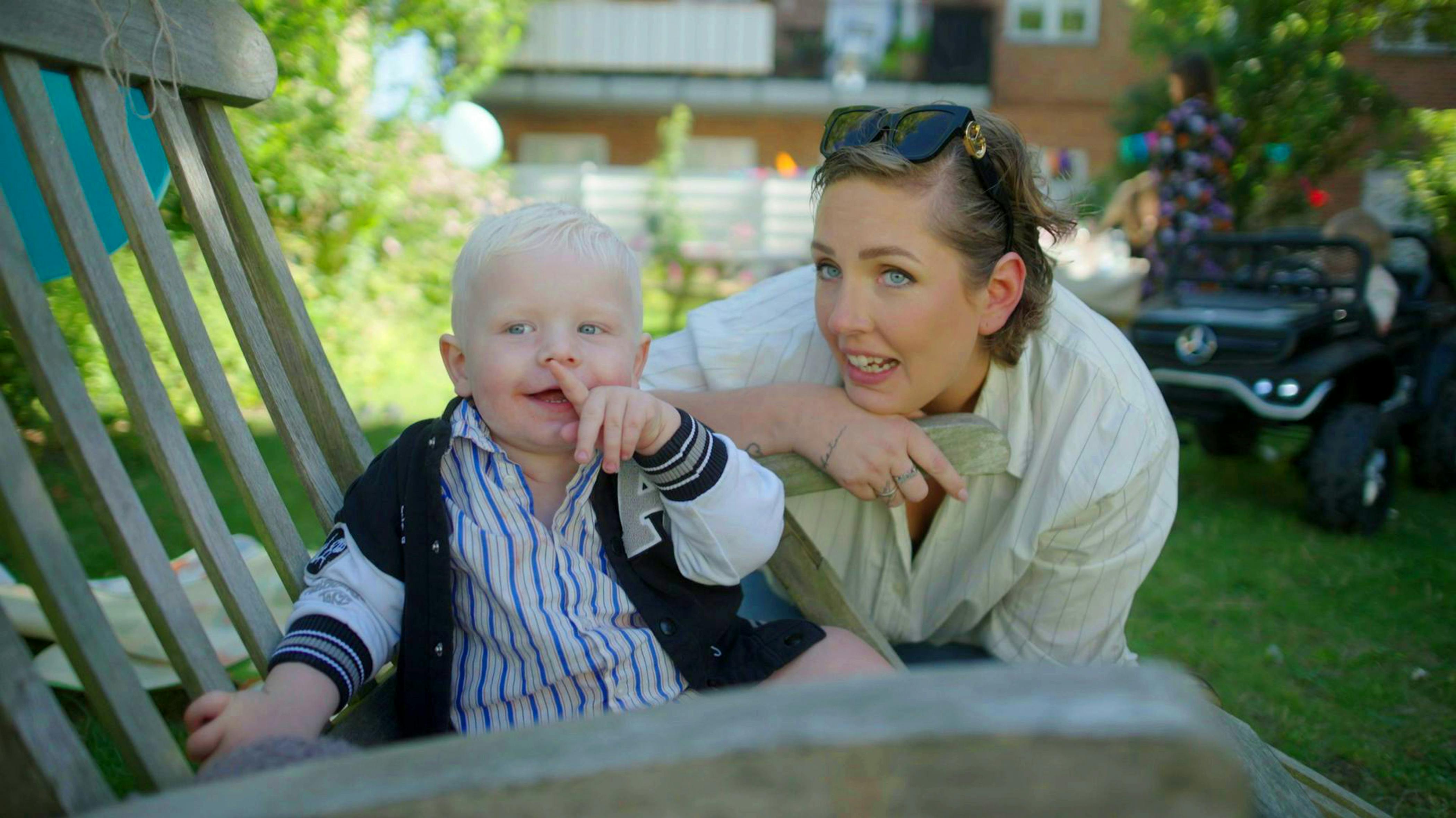 Michelle fra "Min sidste gave" med sønnen Aston på 2 år.