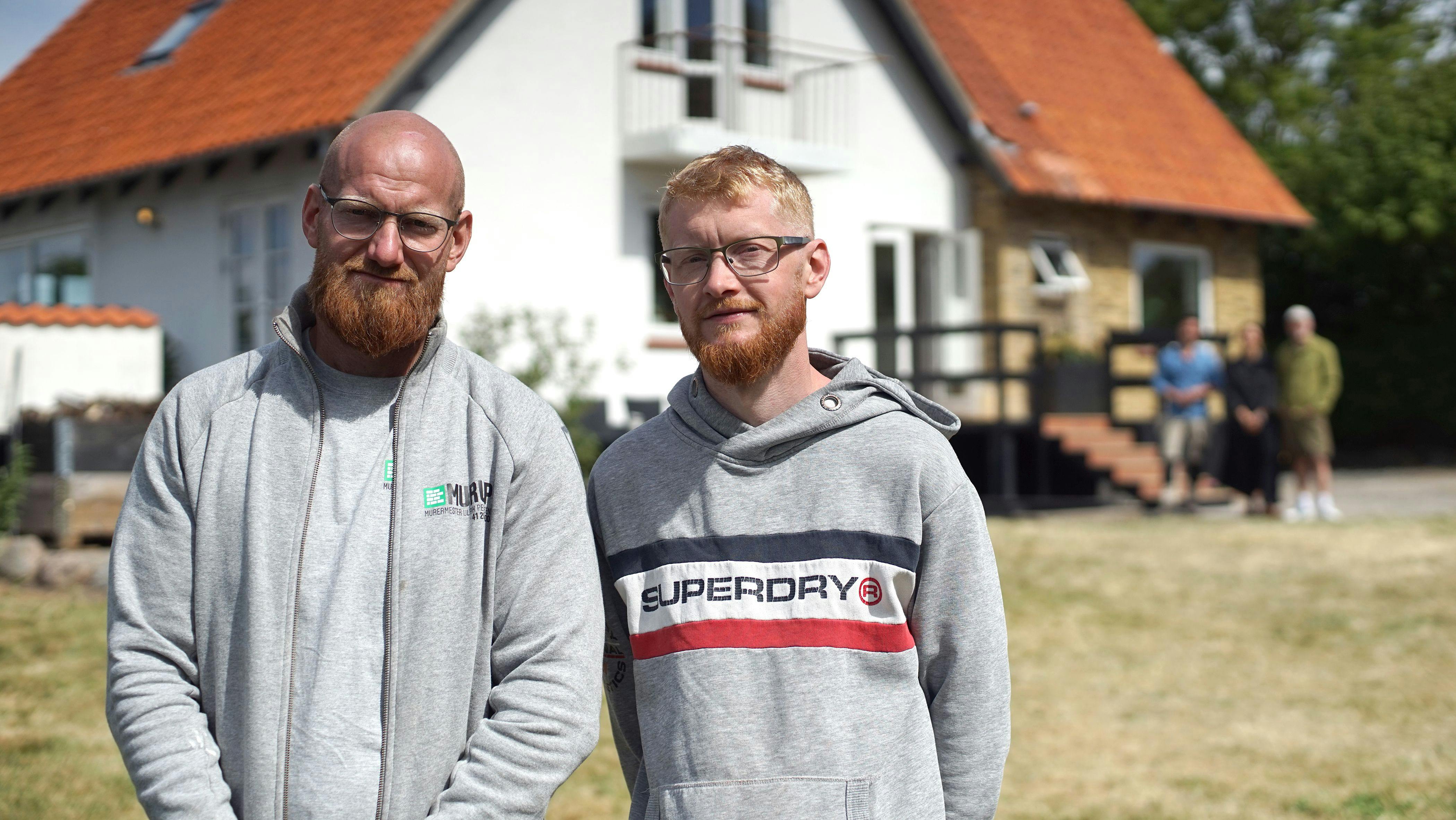 Bjarke (th.) med sin storebror Mike i DR-programmet ”I hus til halsen”. 