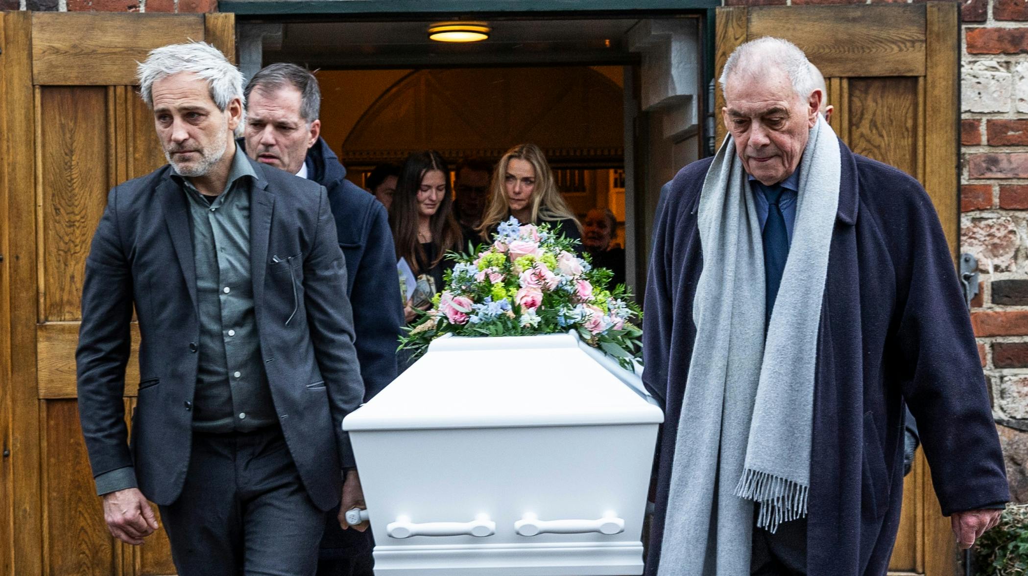 Oliver Bjerrehus og Asger Aamund gik forrest, da Suzanne Bjerrehuus' kisten blev båret ud fra Gentofte Kirke.