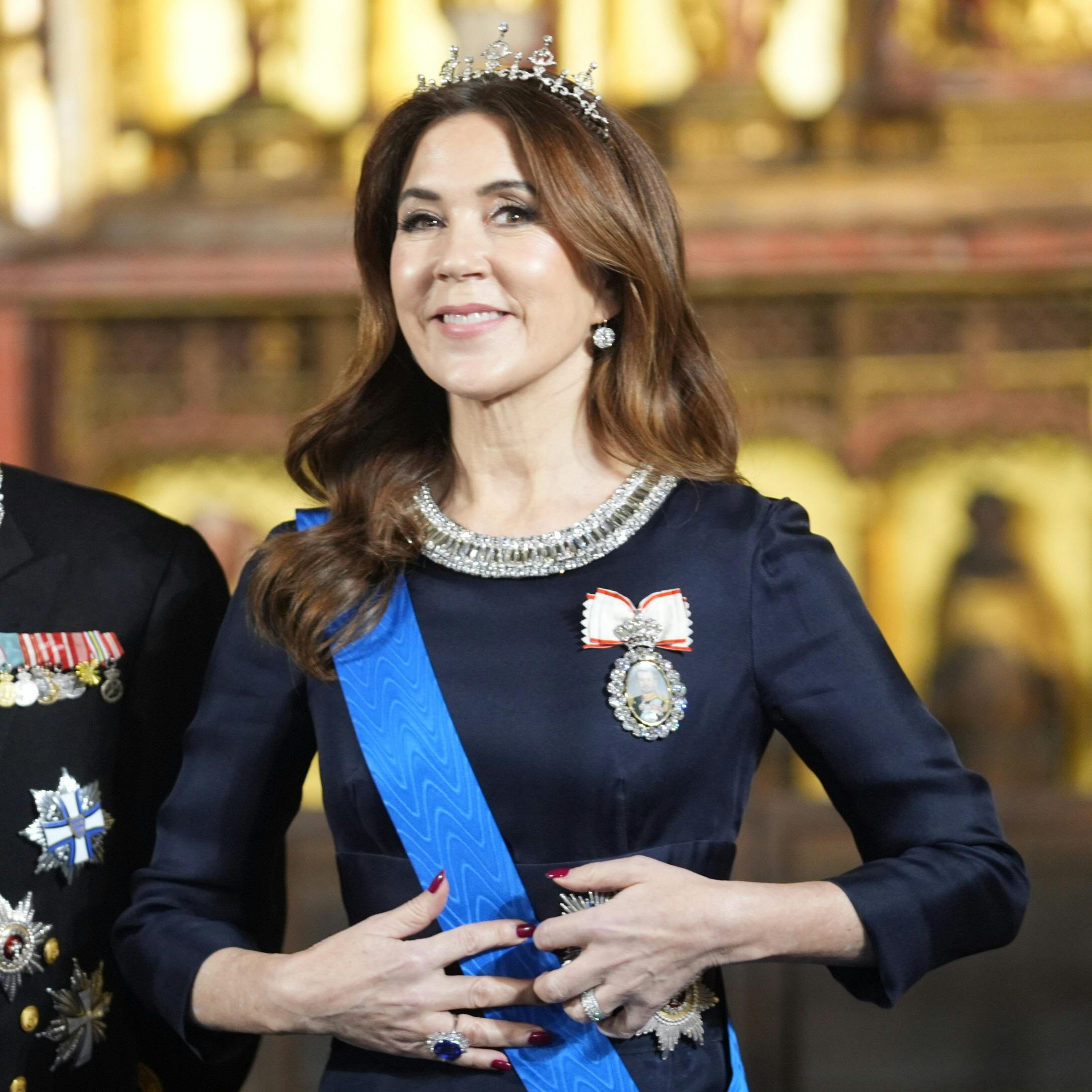 Dronning Mary havde naturligvis fundet et diadem frem i den festlige anledning.