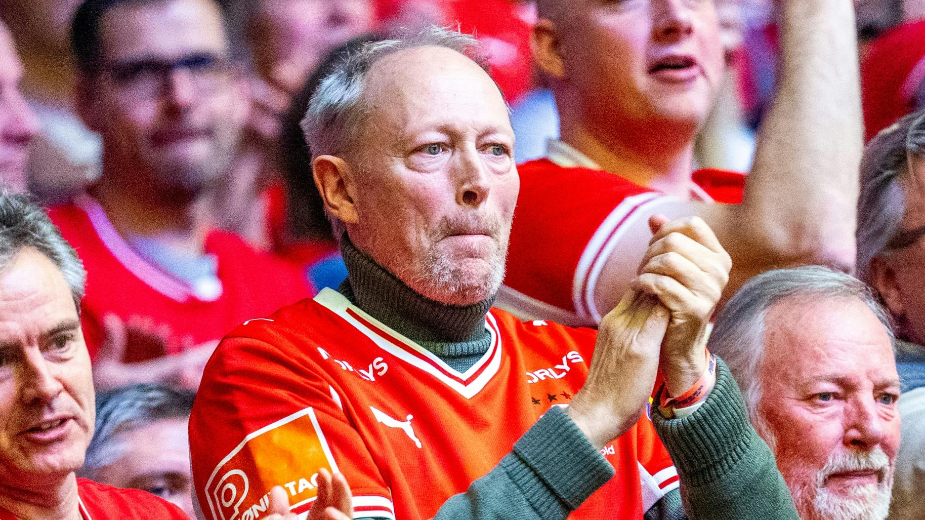 Skuespilleren Lars Mikkelsen hepper på håndboldherrerne til EM i Boxen i Herning. 