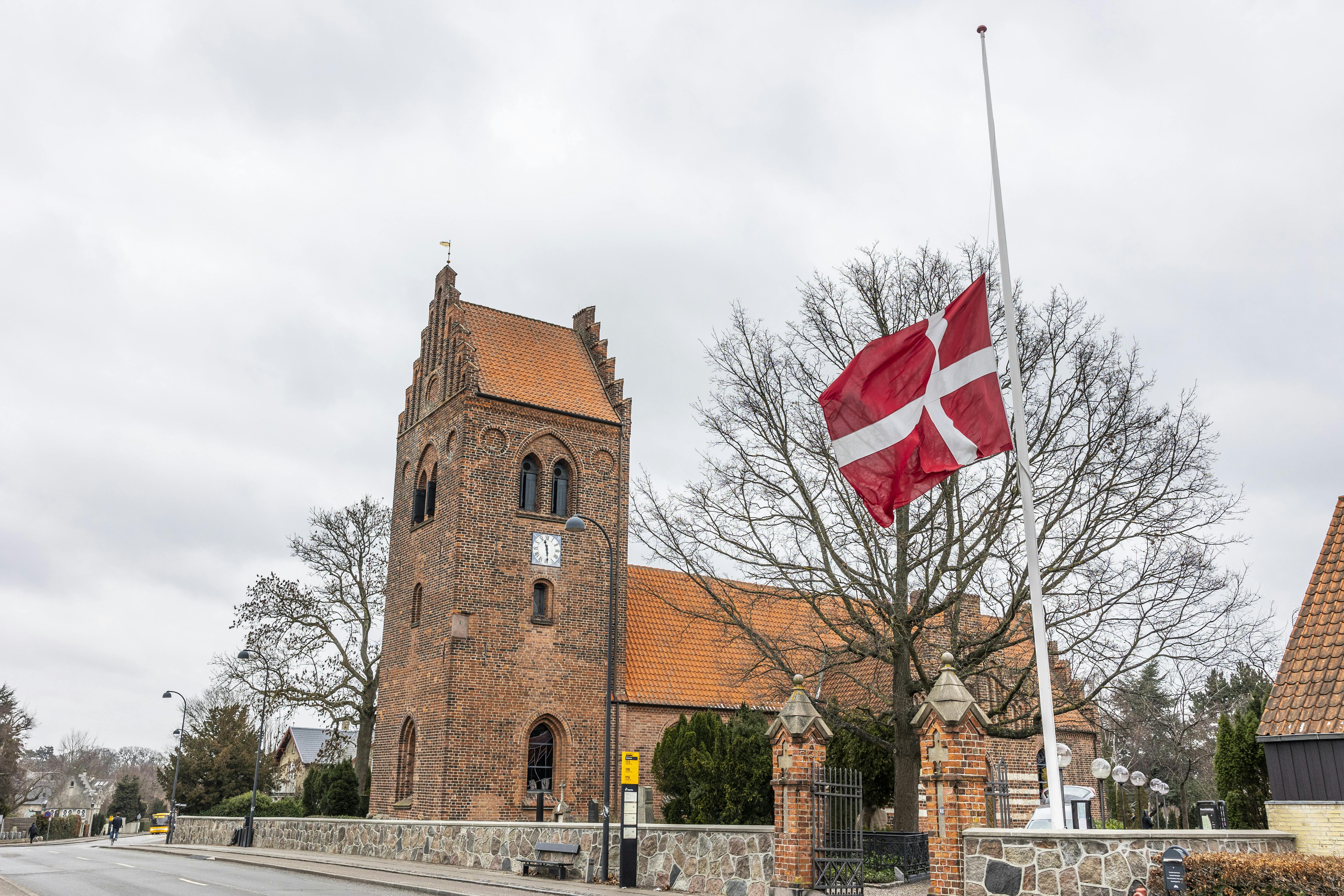 Gentofte Kirke med flaget på halv ved Suzanne Bjerrehuus' bisættelse.