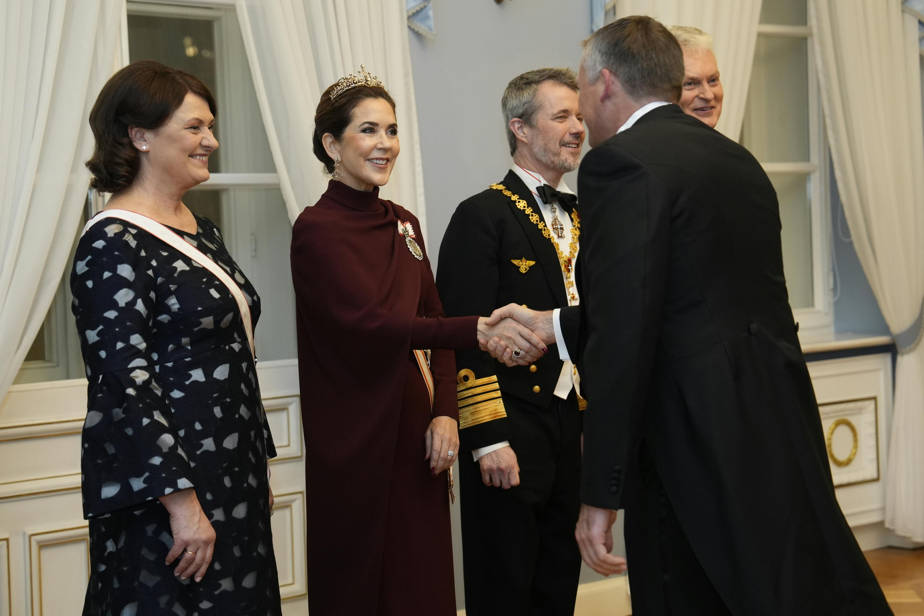 Dronning Mary hilste varmt på Andreas Mogensen til statsbanket i Litauen. 