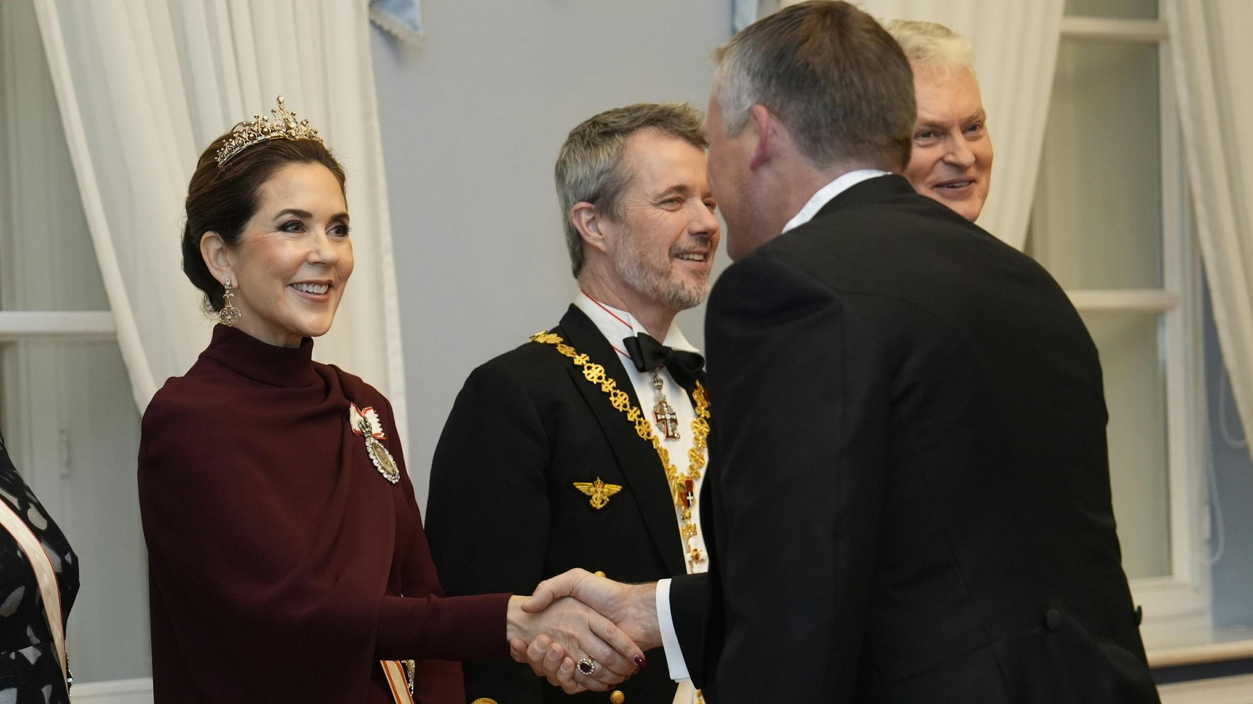 Dronning Mary og kong Frederik hilste varmt på en dansk stjerne til statsbanket i Litauen, nemlig Andreas Mogensen. 