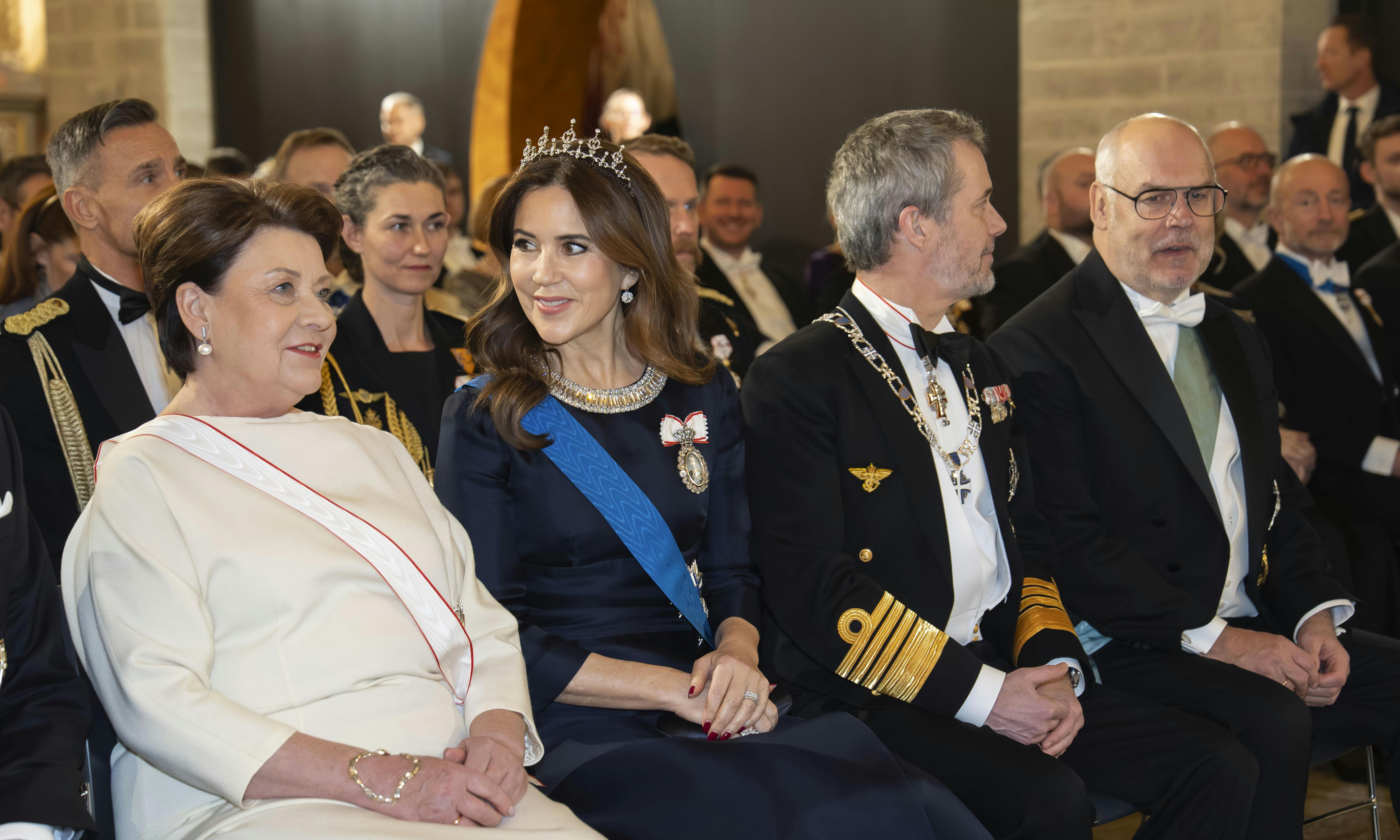 Dronning Mary i 2026 med selvsamme diadem.