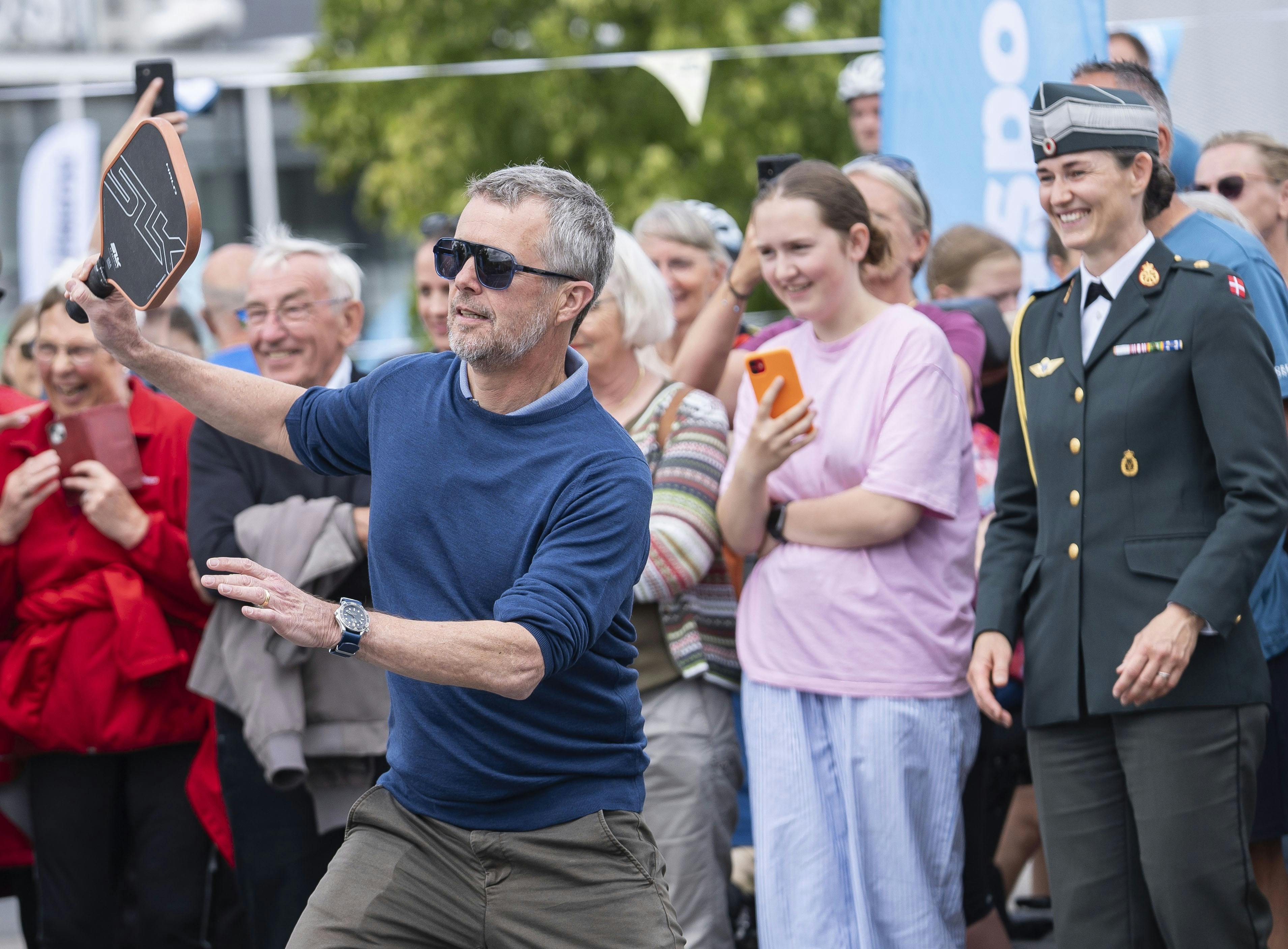 Cæcilie Rottbøll Ludvigsen ses her bagved kong Frederik.
