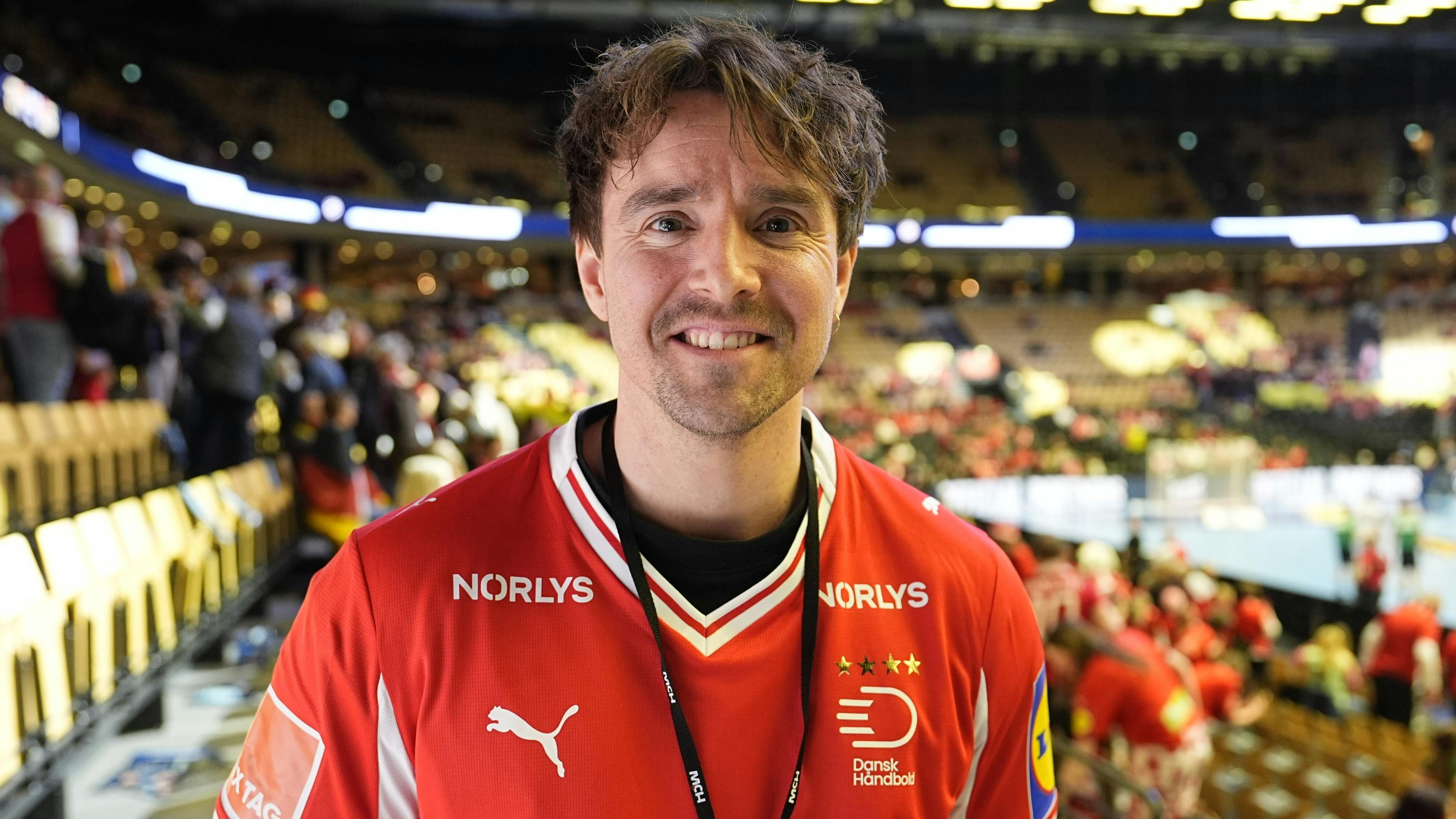 Tv-værten Martin Johannes Larsen er i Boxen for at heppe på håndboldherrerne. 