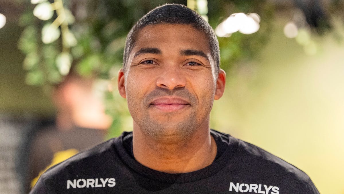 Mads Mensah understreger det med et smil på læben