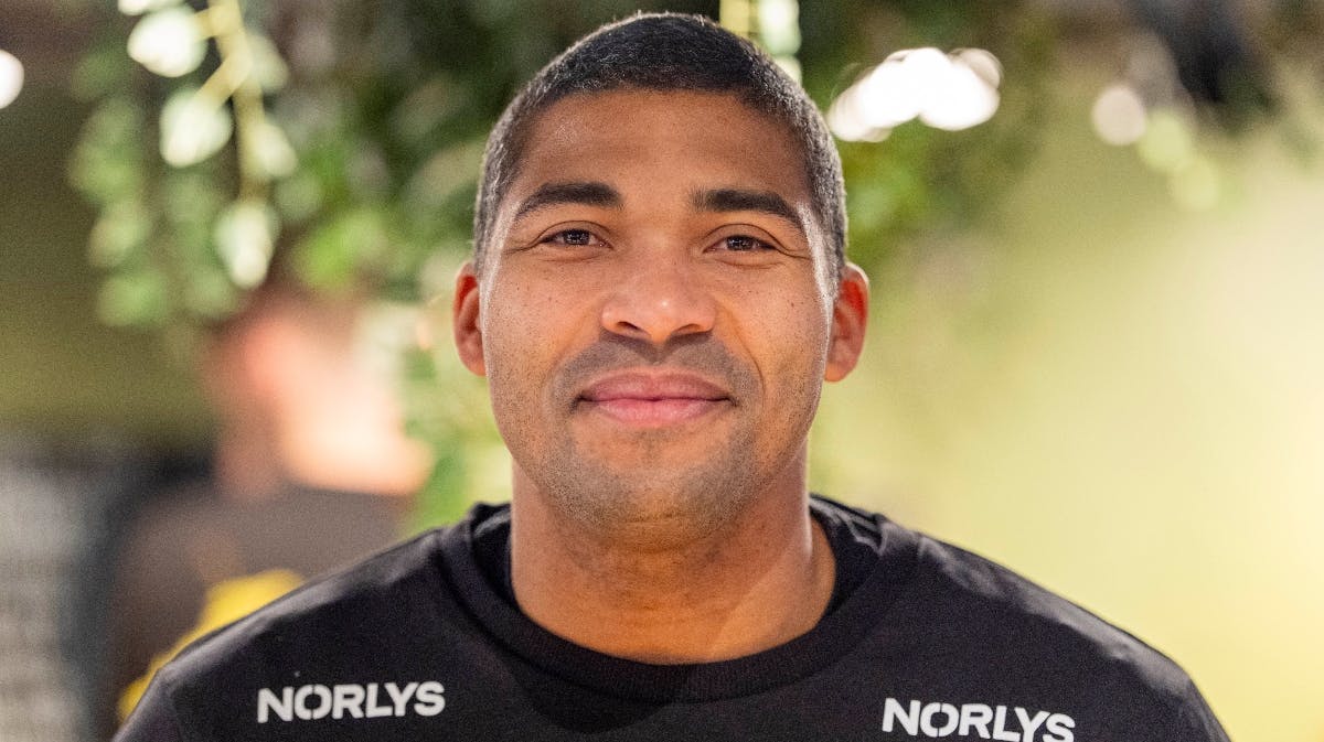 Mads Mensah understreger det med et smil på læben