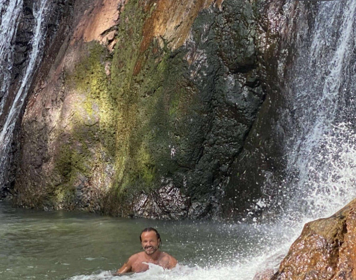 Dennis Knudsen bader ved vandfaldet.