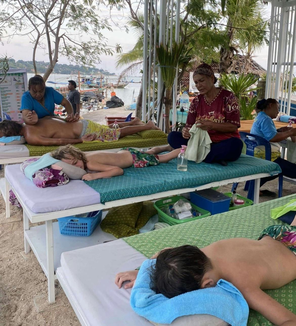 Dennis Knuden og sønnerne Lucas og Noah på massagebriksen.