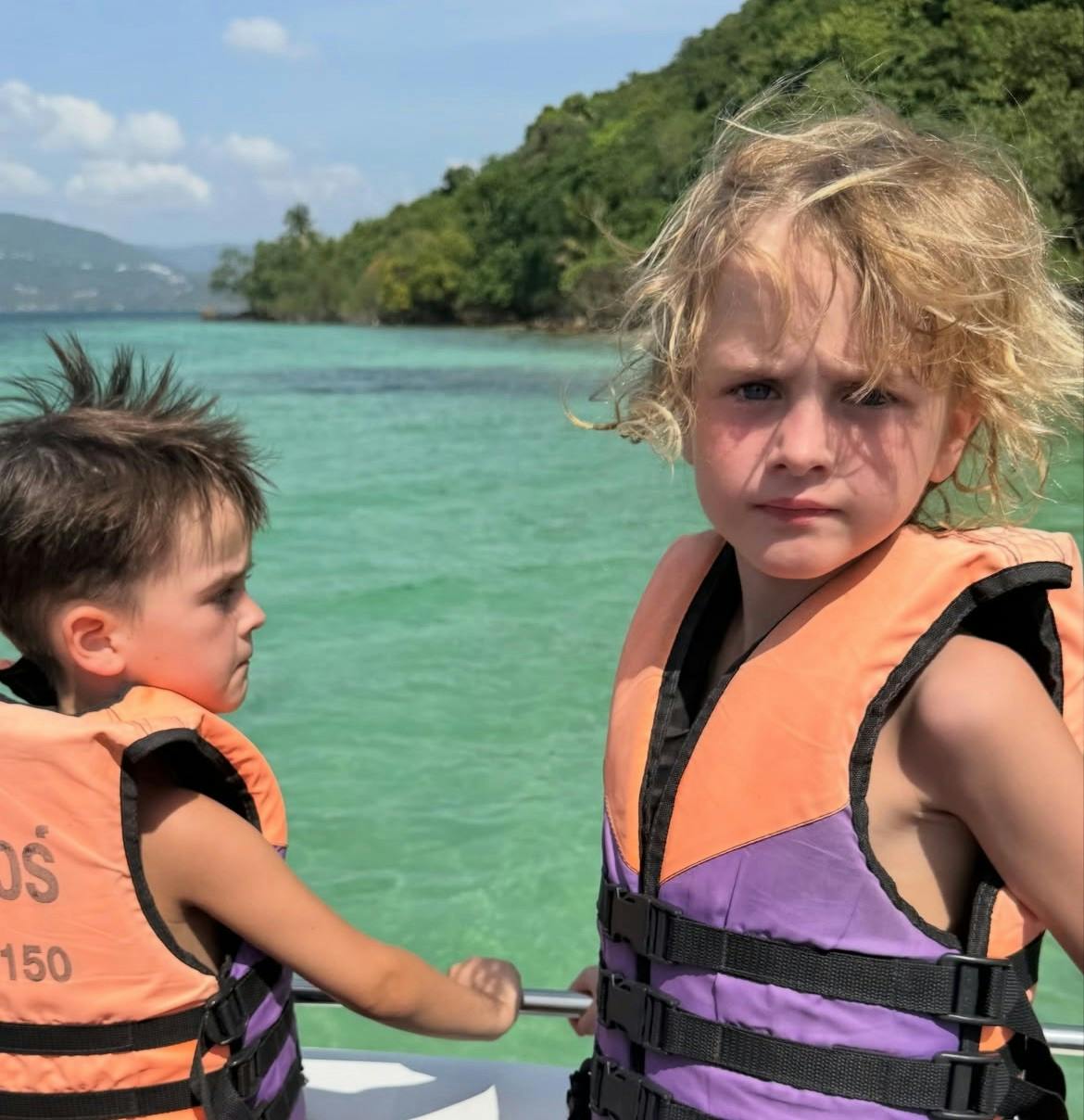 Lucas og Noah på sejltur i smukke Thailand.